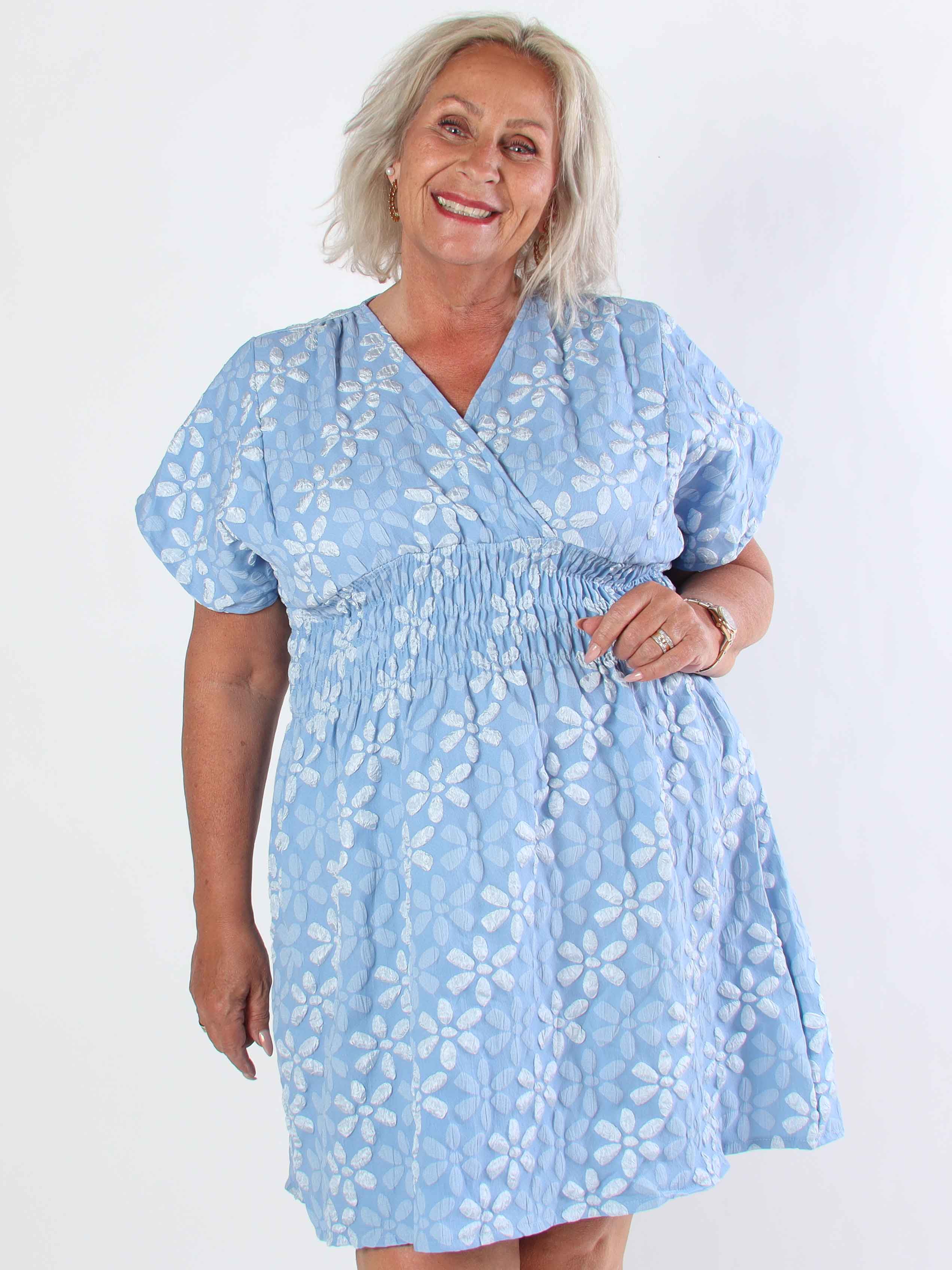 Pams Bloom Short - Feminin plus size klänning med blomstermotiv