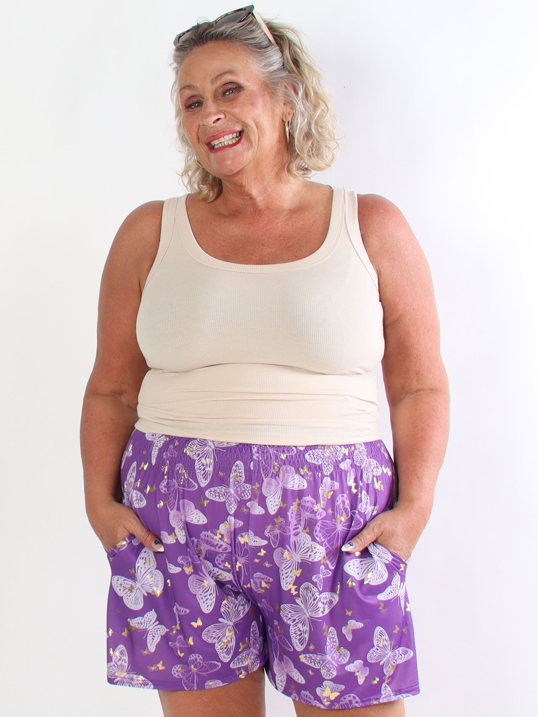 Pams Butterfly Shorts - Plus size shorts med sommerfugleprint og gulddetaljer