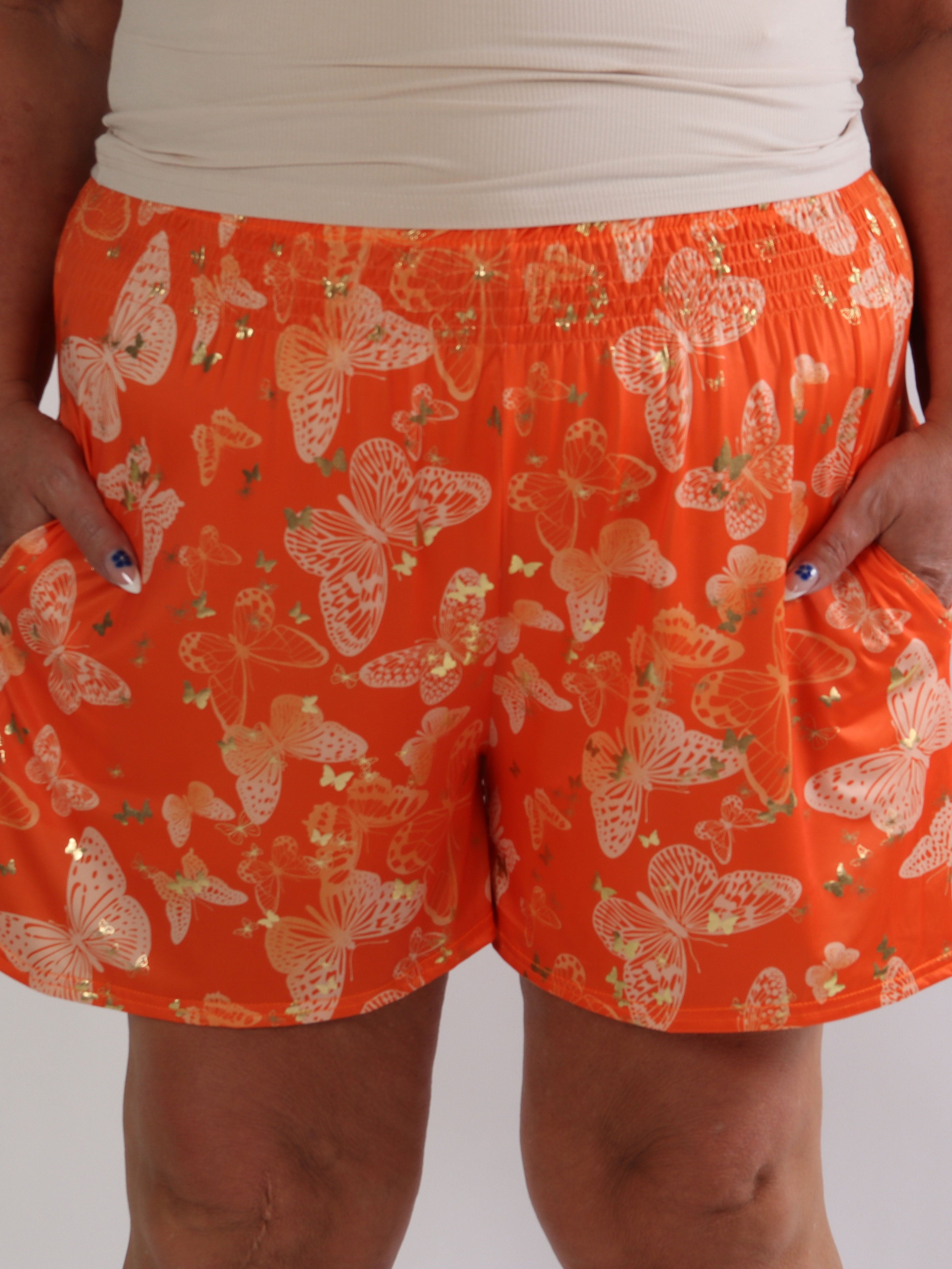 Pams Butterfly Shorts - Plus size shorts med sommerfugleprint og gulddetaljer