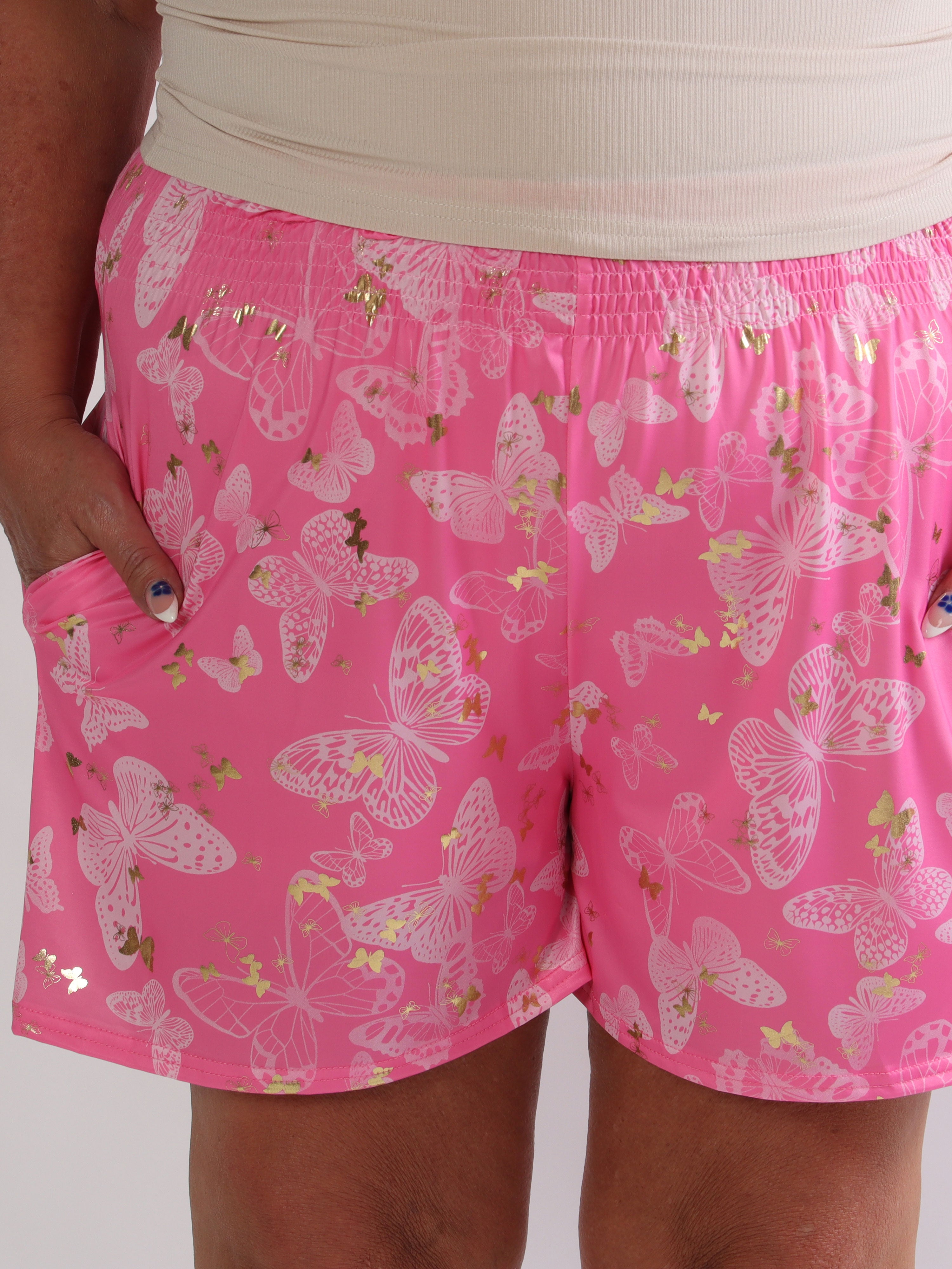 Pams Butterfly Shorts - Plus size shorts med sommerfugleprint og gulddetaljer