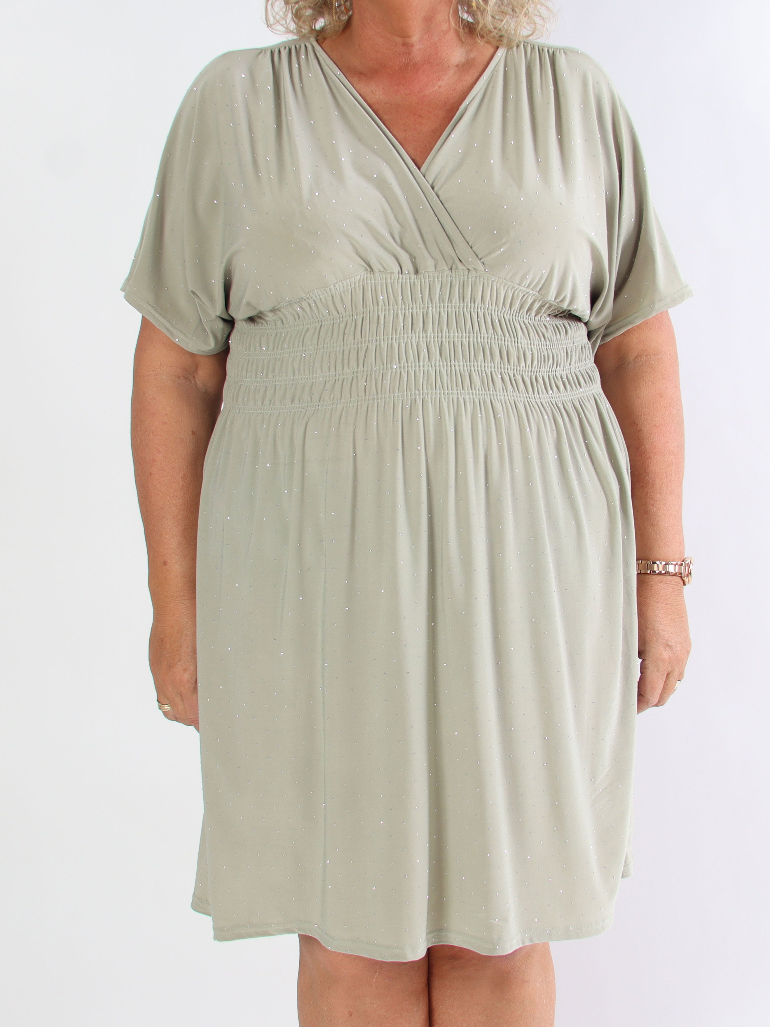 Pams Crystal Short - Kort elastisk plus size klänning med strass