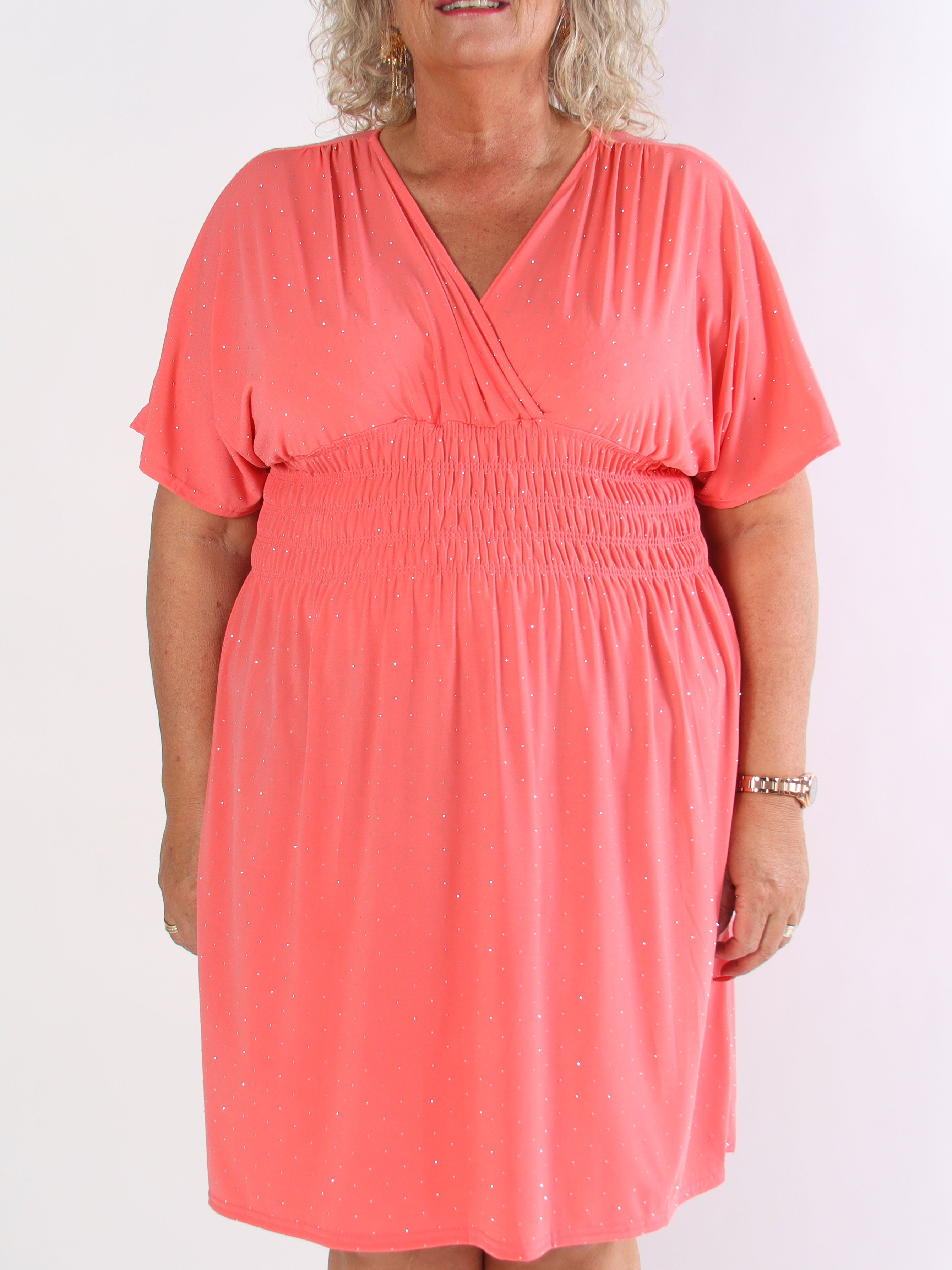 Pams Crystal Short - Kort elastisk plus size klänning med strass