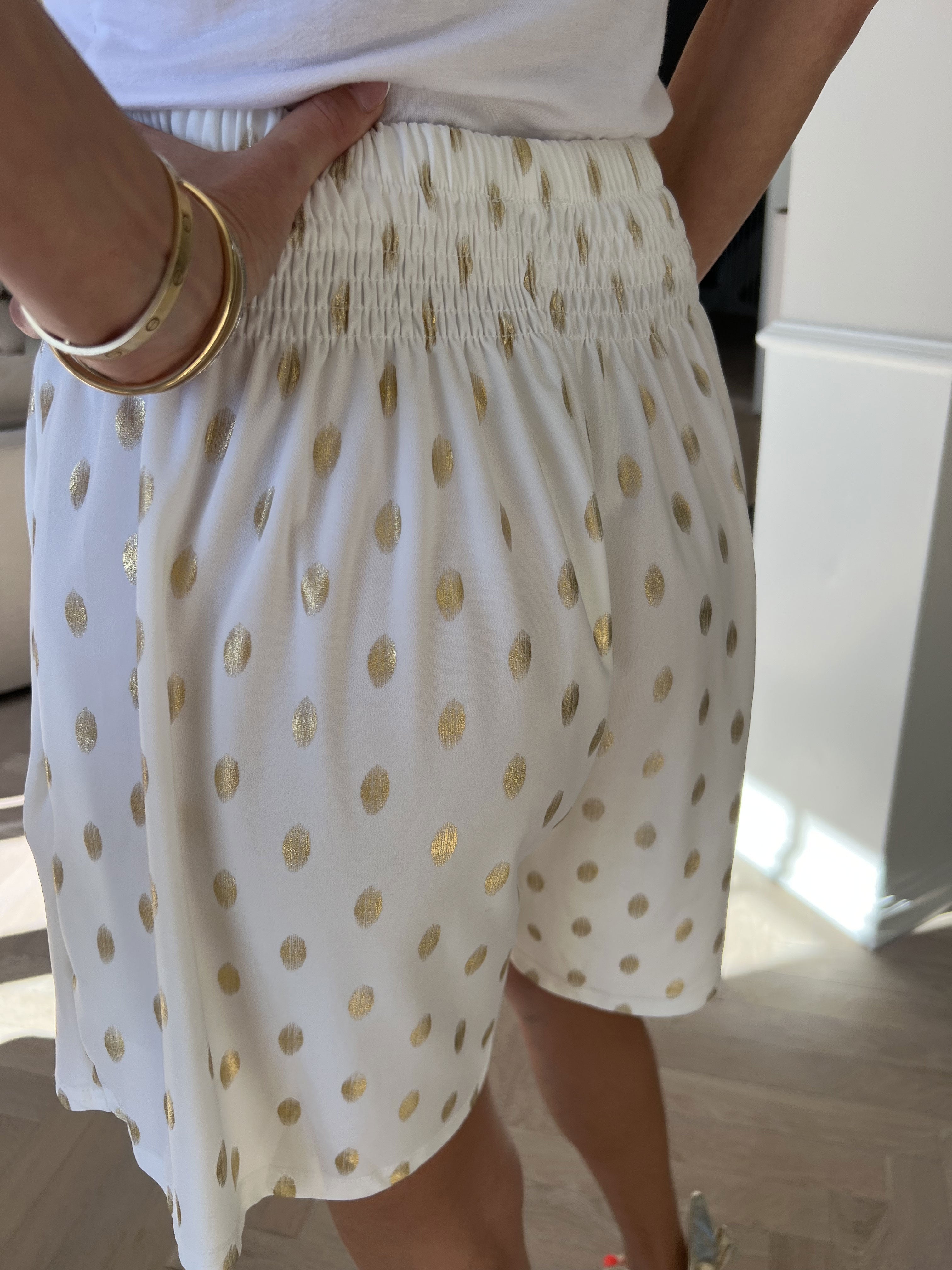 Pams Dot Shorts - Löst sittande shorts i stretchigt tyg med guldprickar