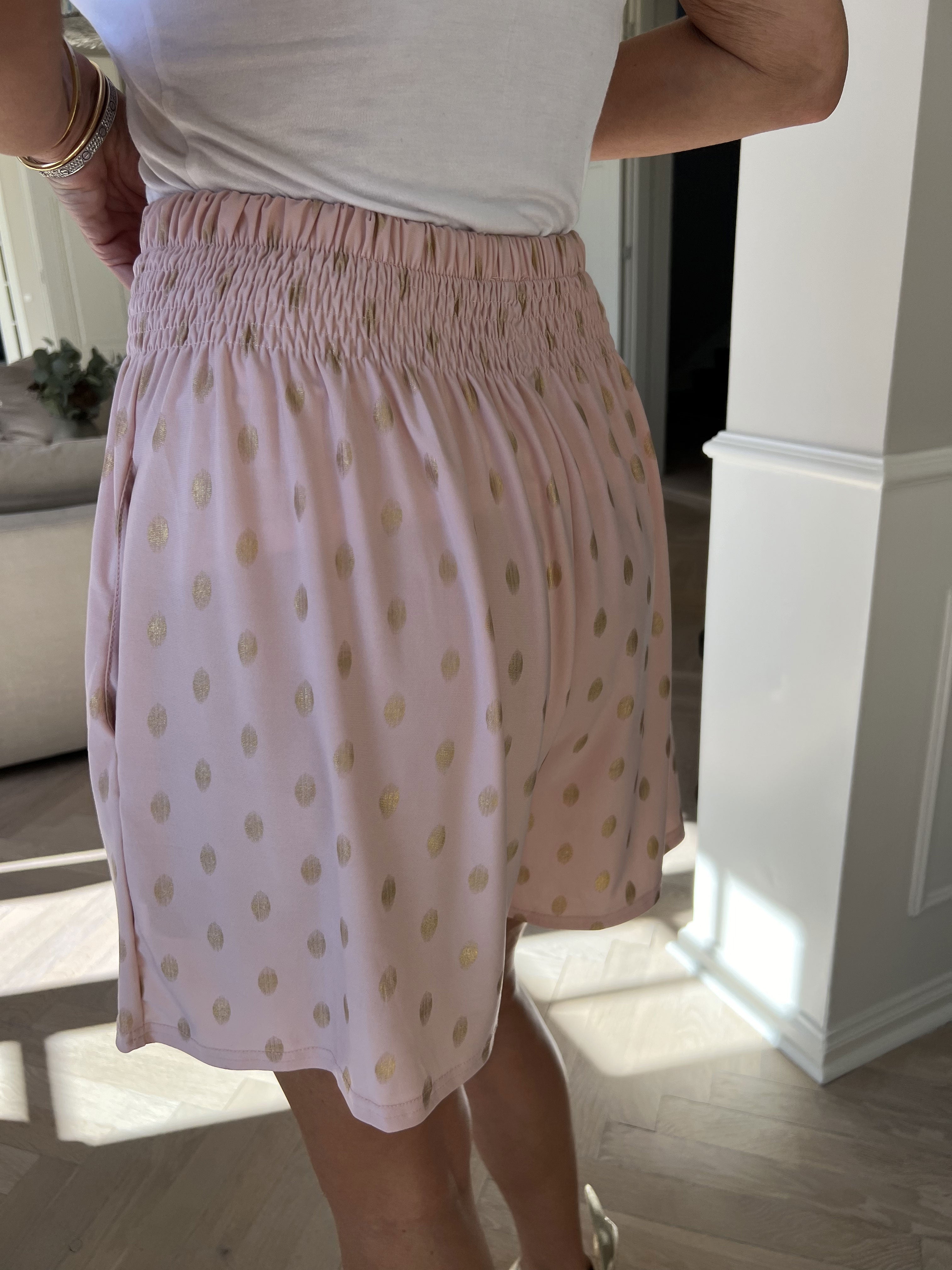 Pams Dot Shorts - Löst sittande shorts i stretchigt tyg med guldprickar