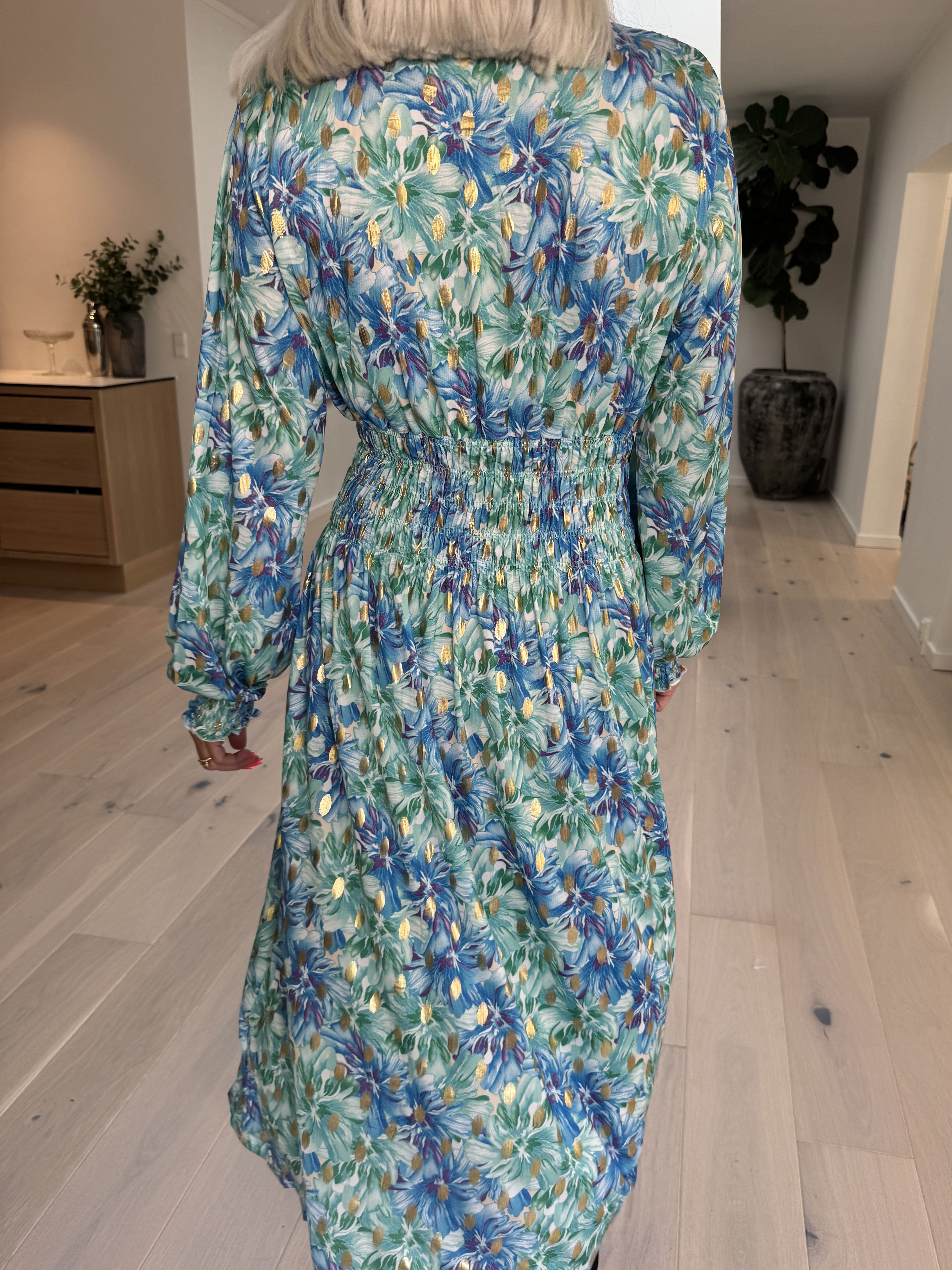 Pams Floral Midi L/S - Klänning med resår i skrynkelfritt tyg