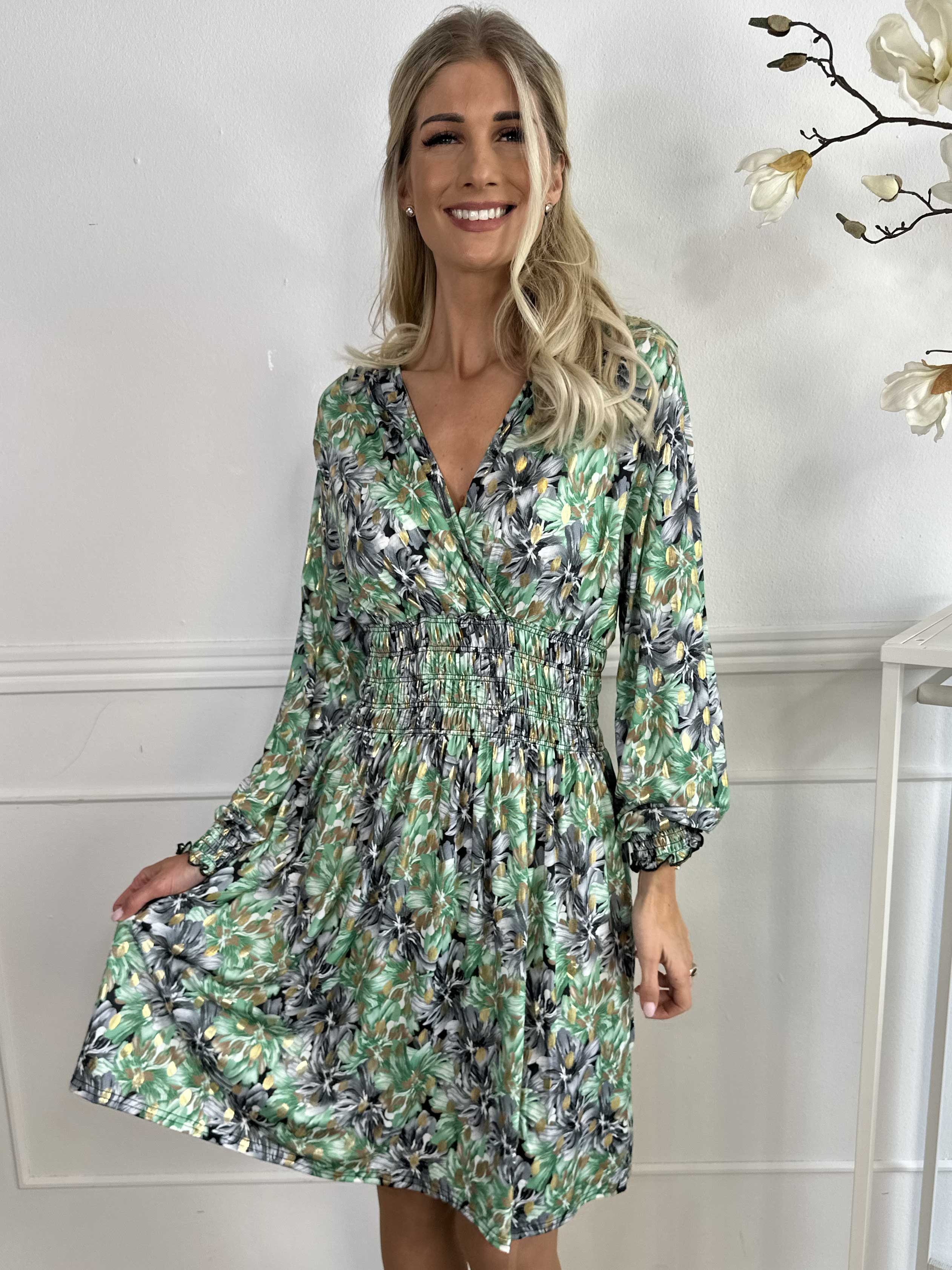 Pams Floral Short L/S - Elastisk klänning med smockad midja