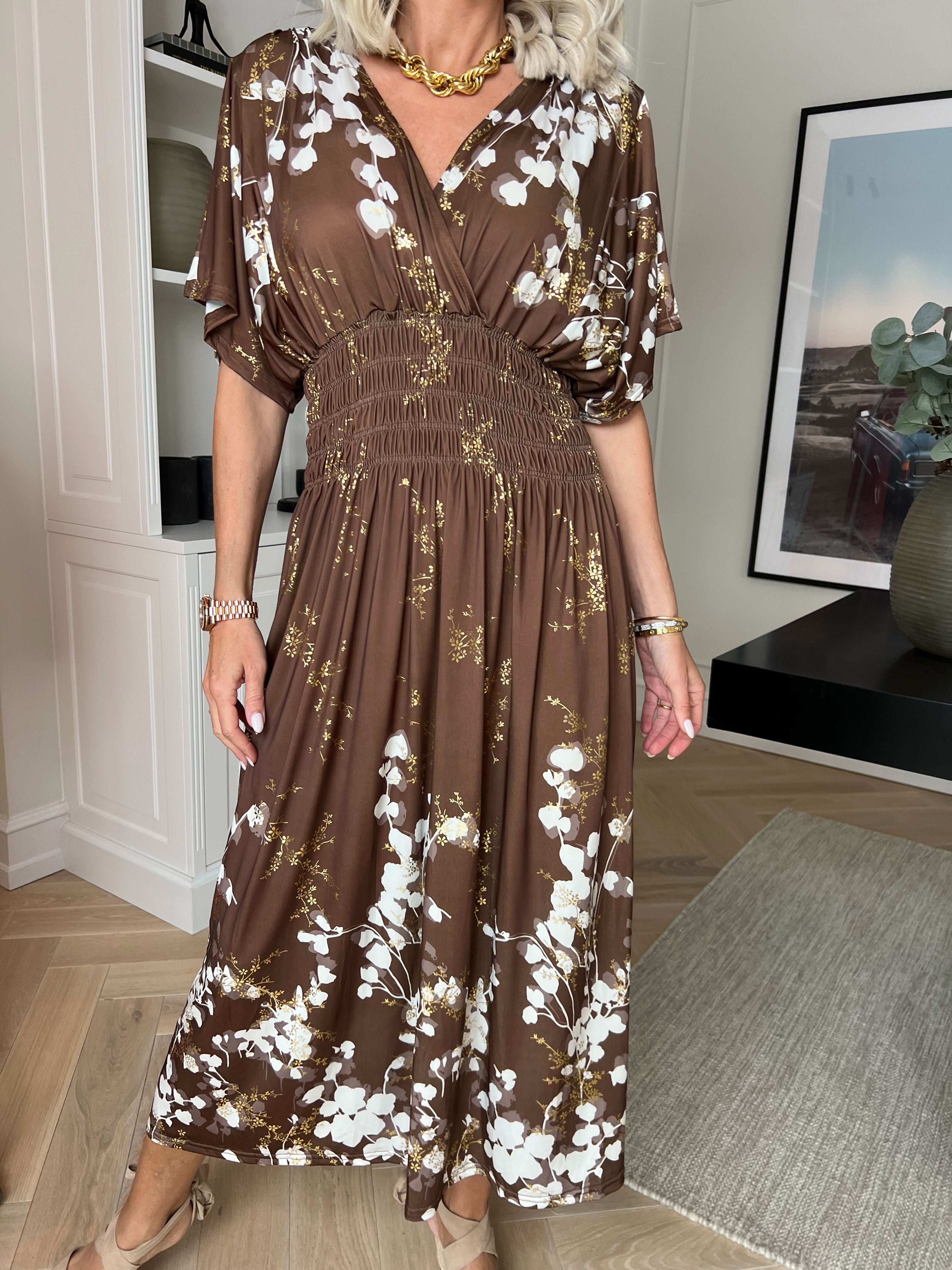 Pams Gilded Midi - Elastisk kjole med blomsterprint og guld blade.