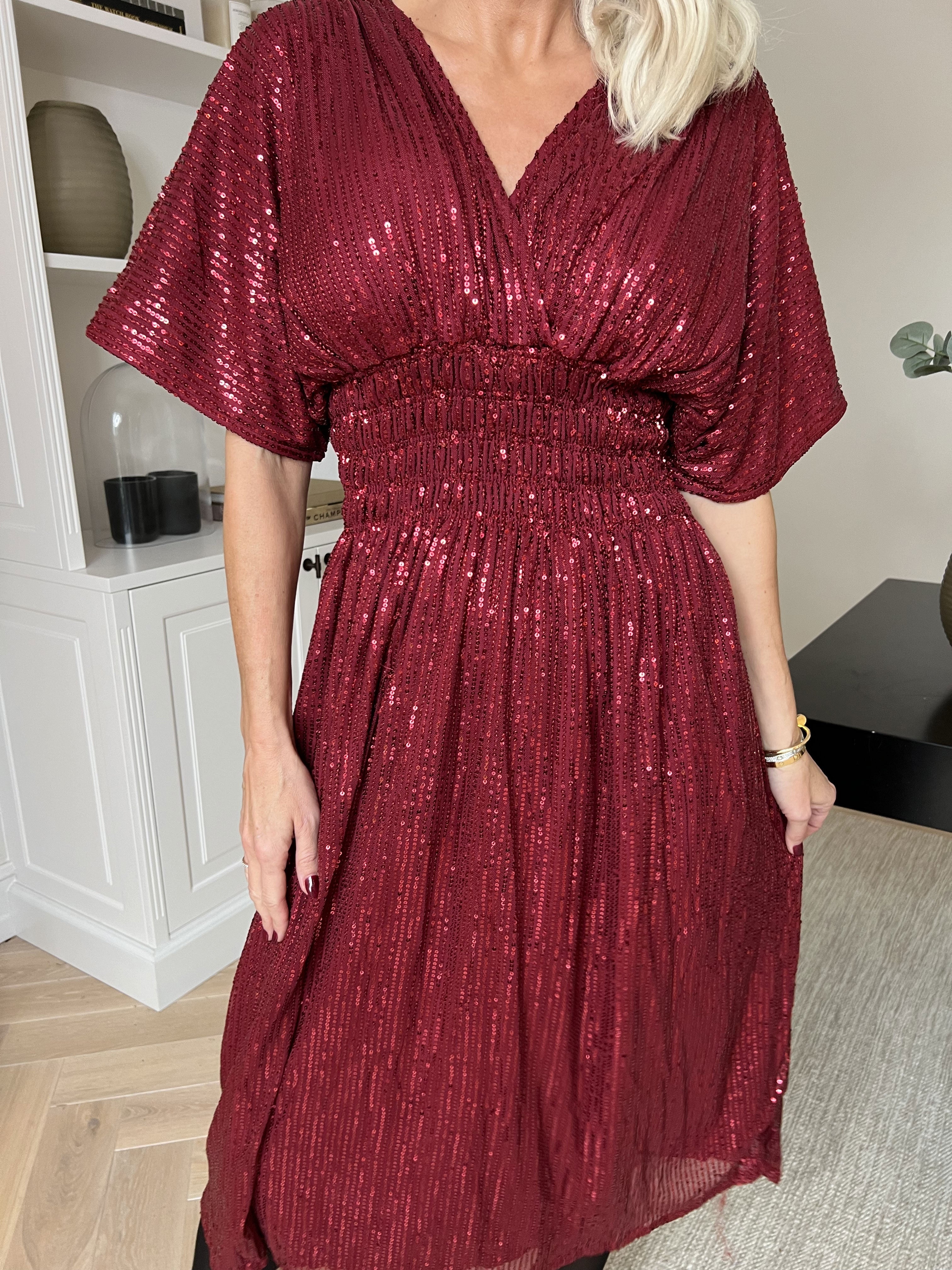Pams Glitter Midi - Fin klänning med paljetter och smock i midjan