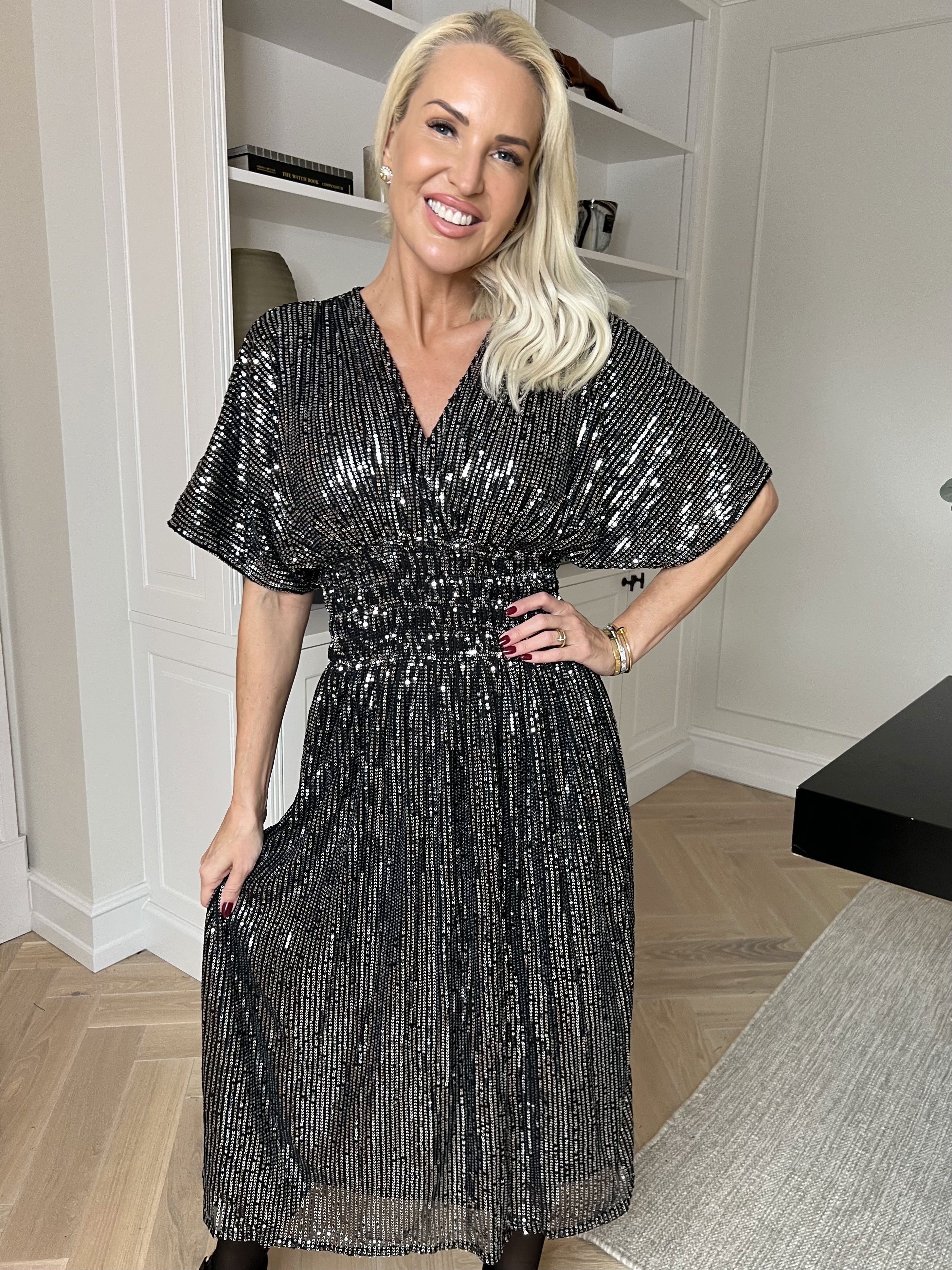 Pams Glitter Midi - Fin klänning med paljetter och smock i midjan