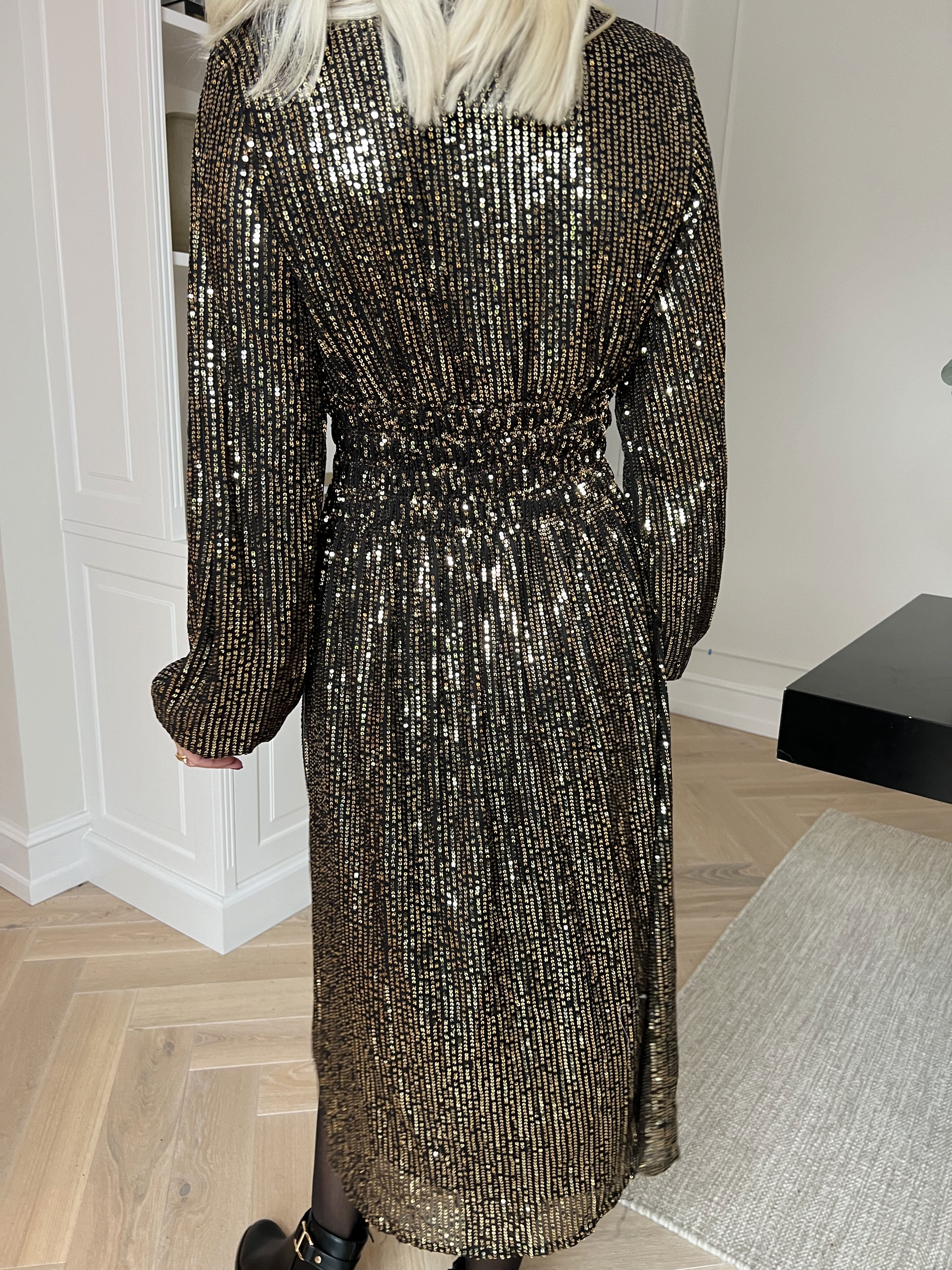 Pams Glitter Midi L/S - Vacker klänning med smock och paljetter