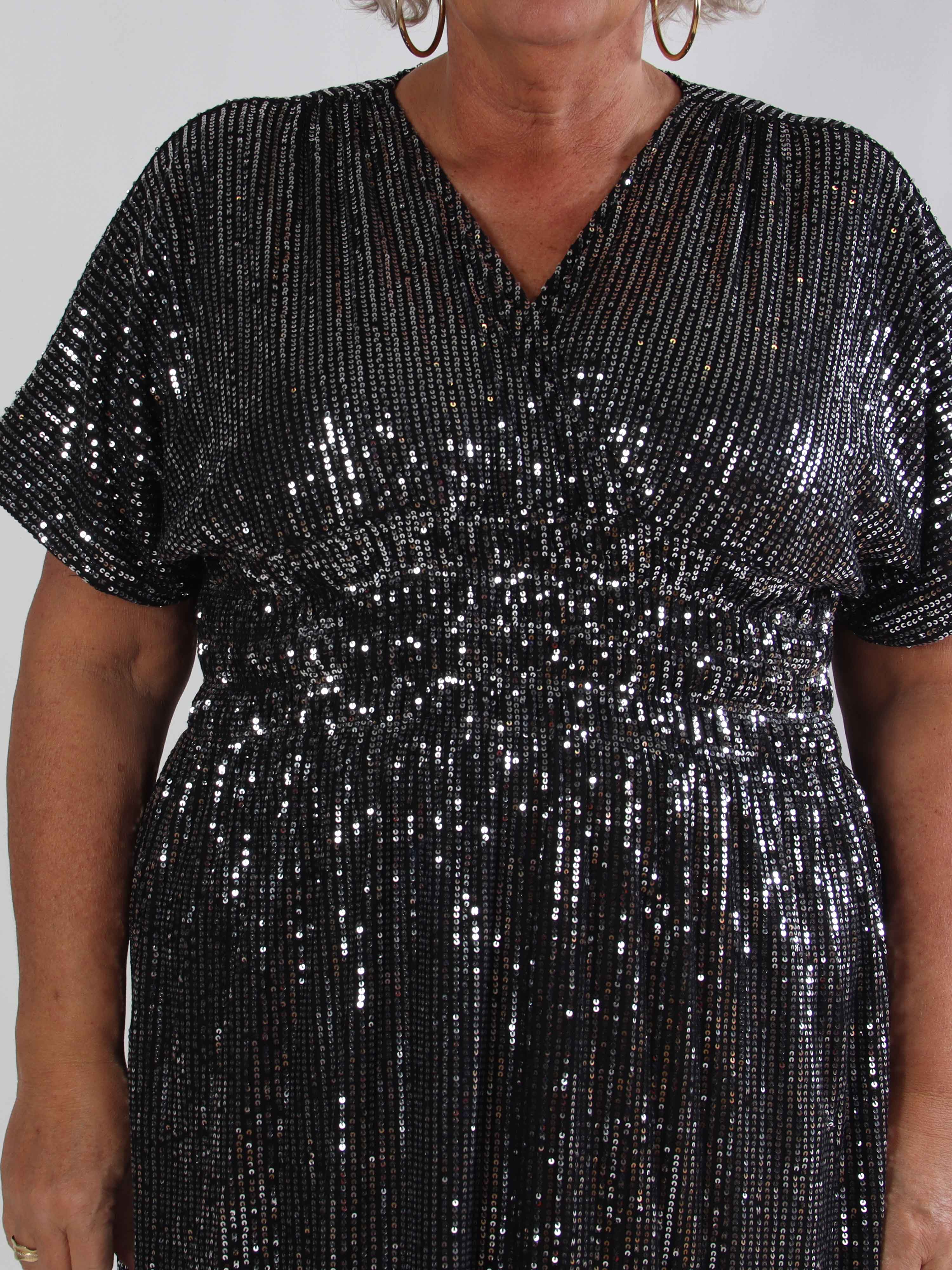 Pams Glitter Midi - Fin plus size klänning med paljetter och smock i midjan