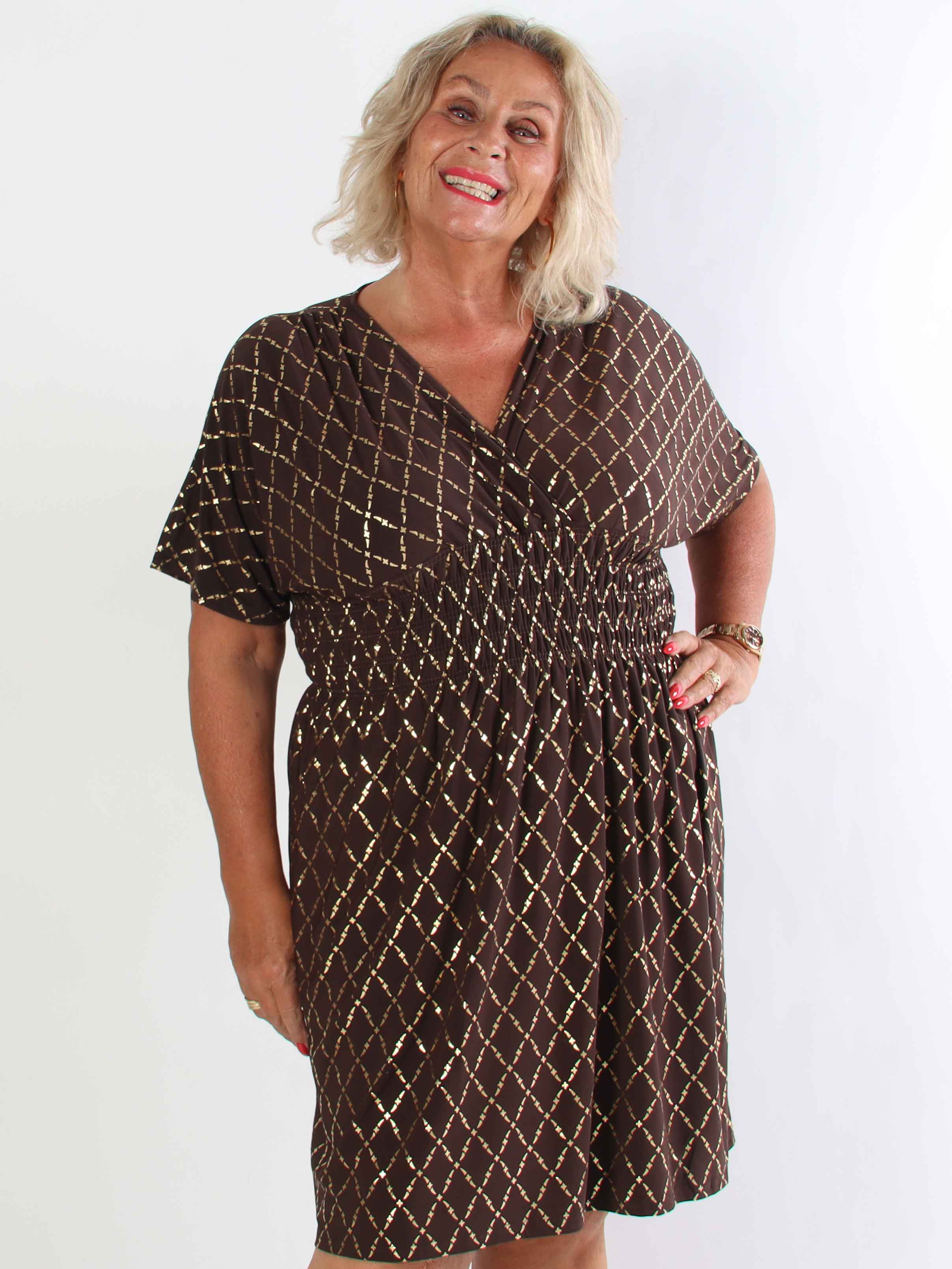 Pams Gold Check Short - Kort elastisk plus size klänning med gulddetaljer