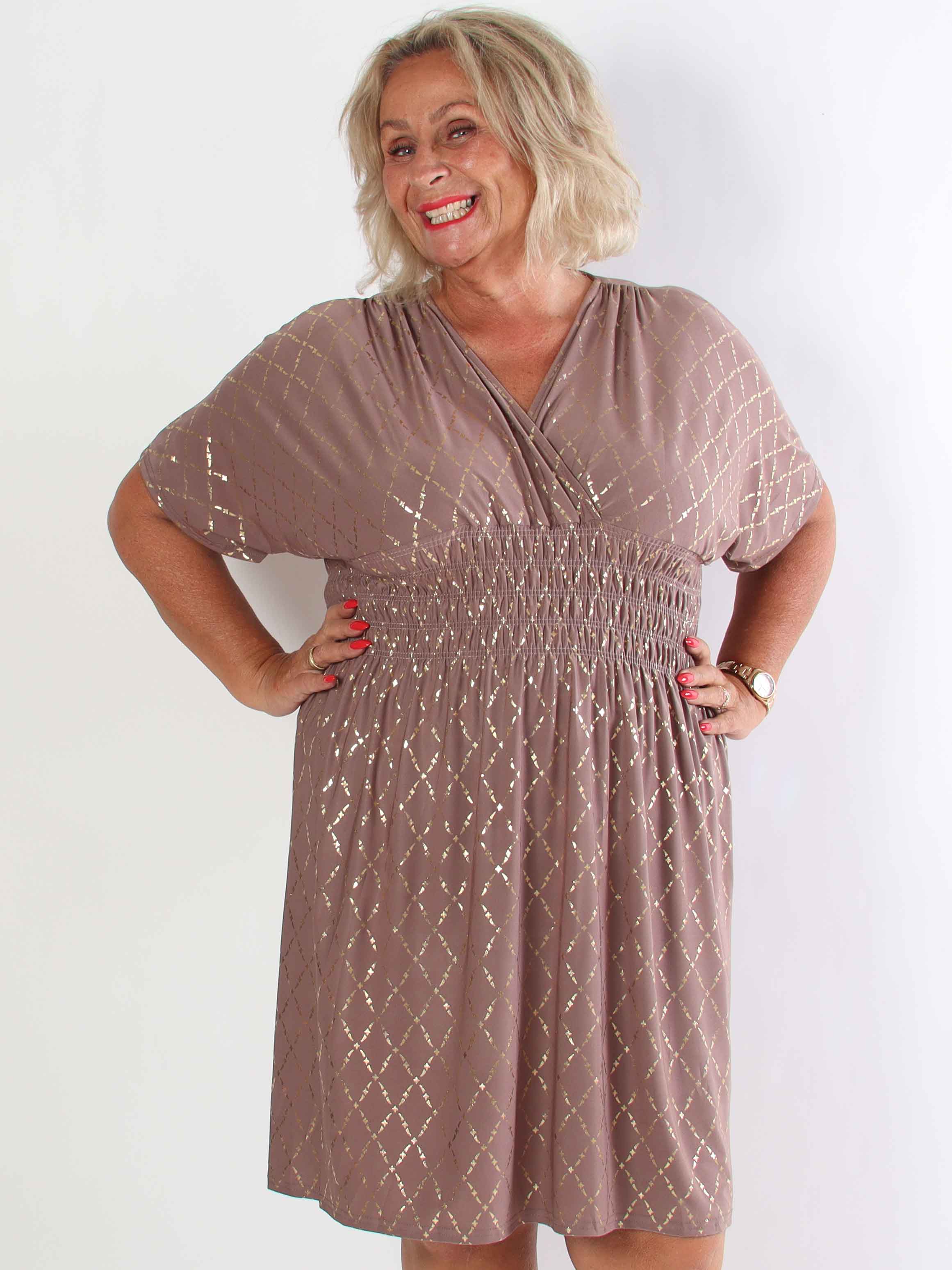 Pams Gold Check Short - Kort elastisk plus size klänning med gulddetaljer