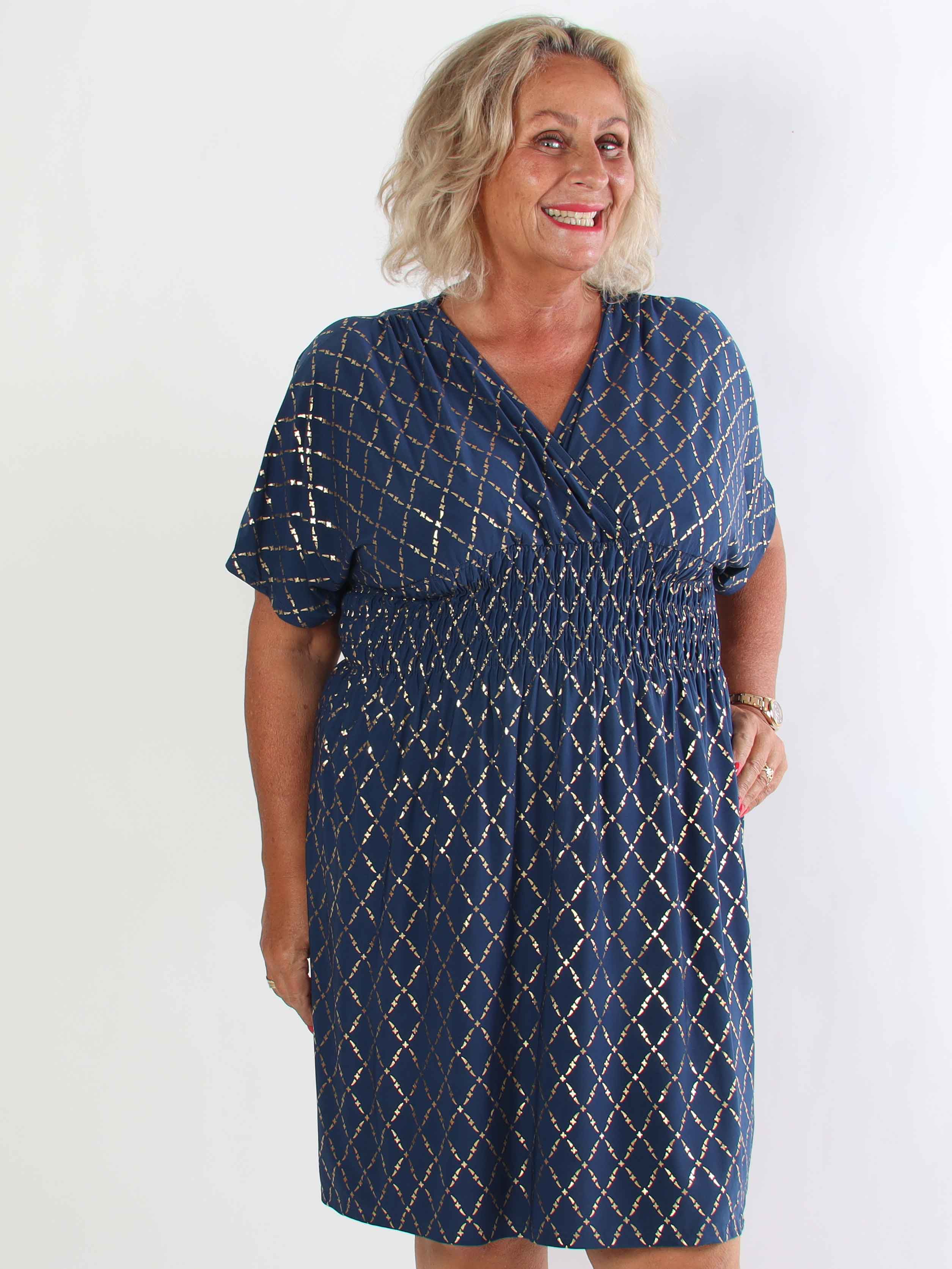 Pams Gold Check Short - Kort elastisk plus size klänning med gulddetaljer