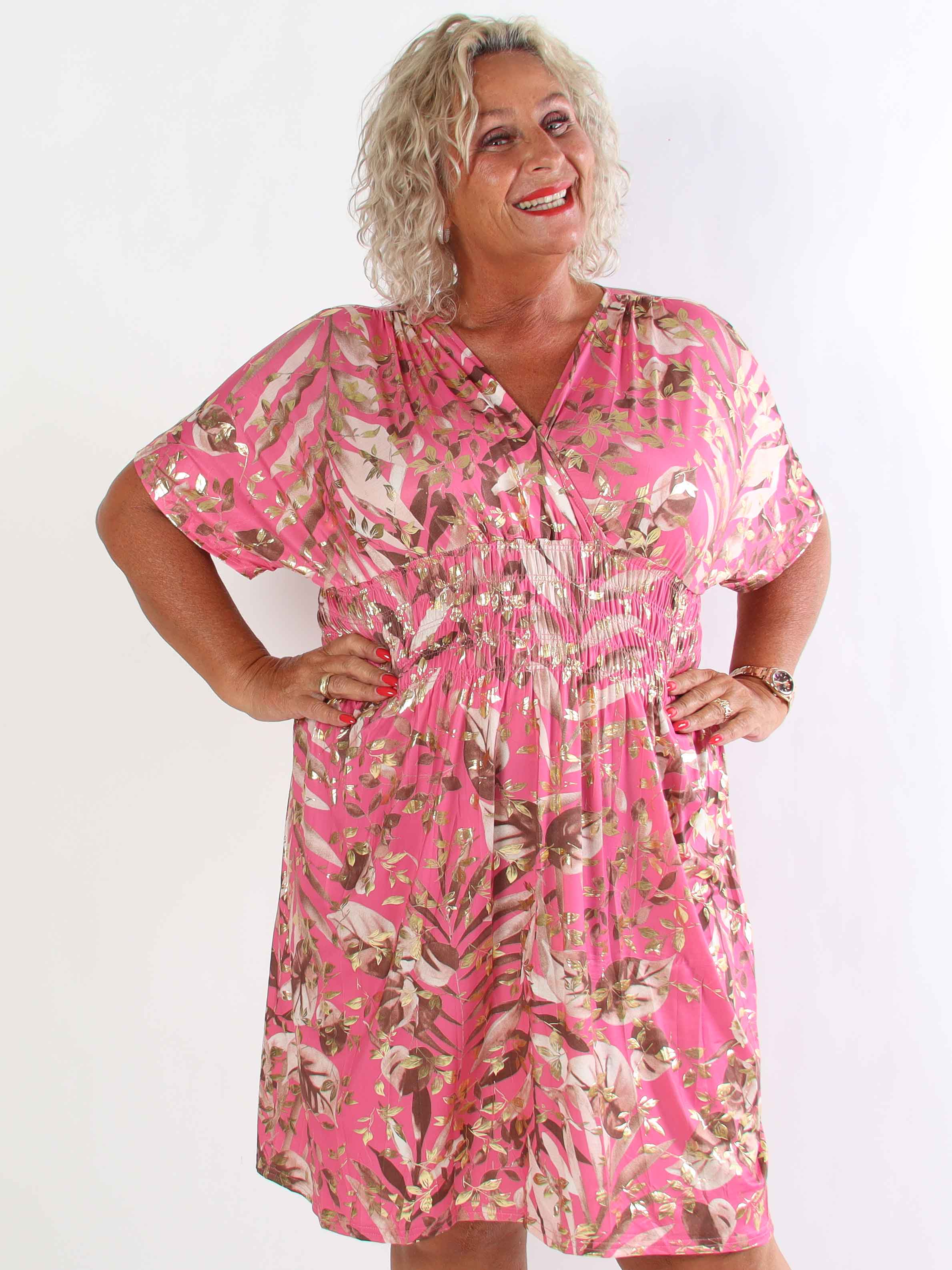 Pams Gold Leaf Short - Plus size klänning med blommigt mönster och gulddetaljer