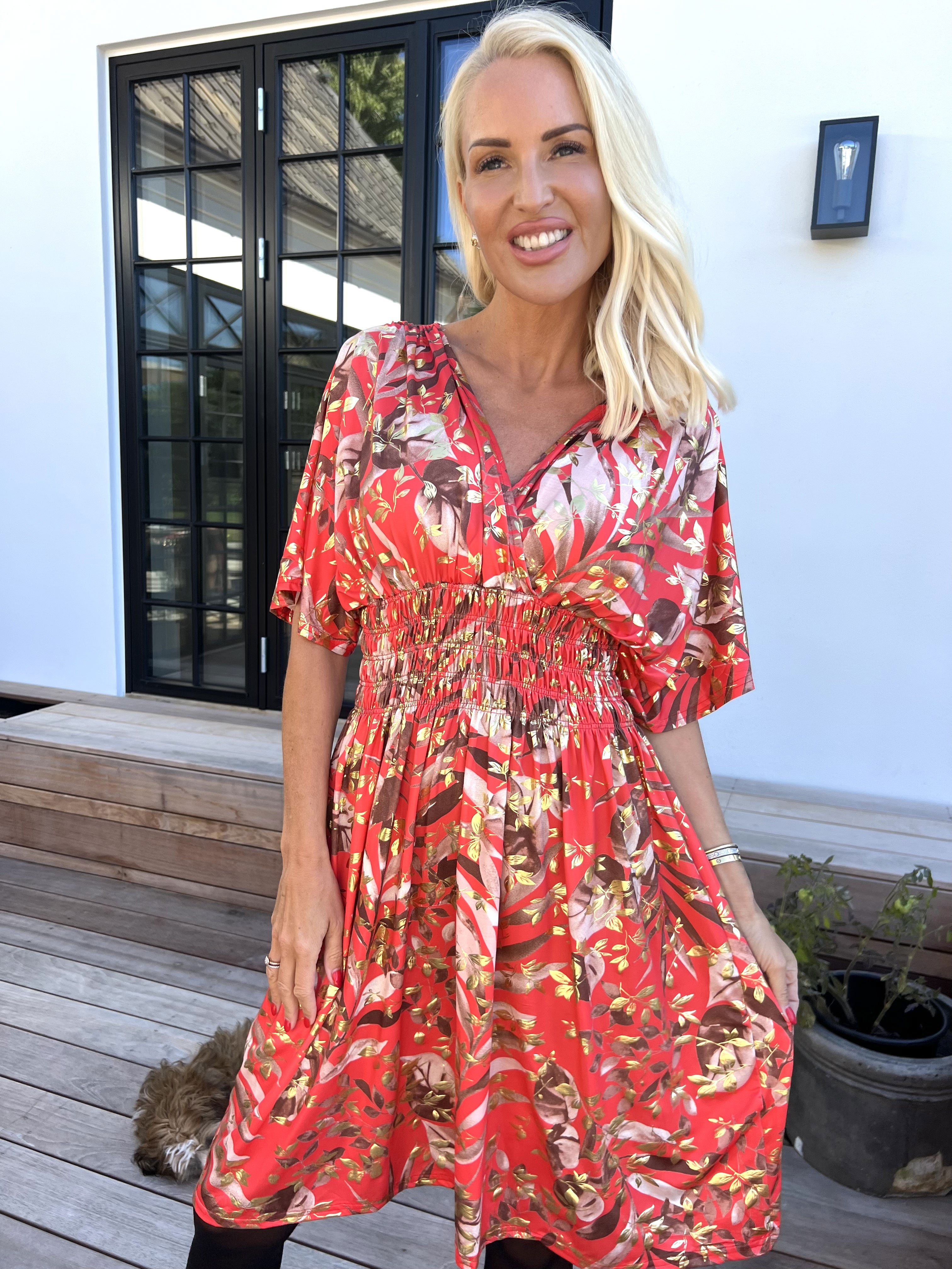 Pams Gold Leaf Short - Elastisk klänning med blommigt mönster och gulddetaljer