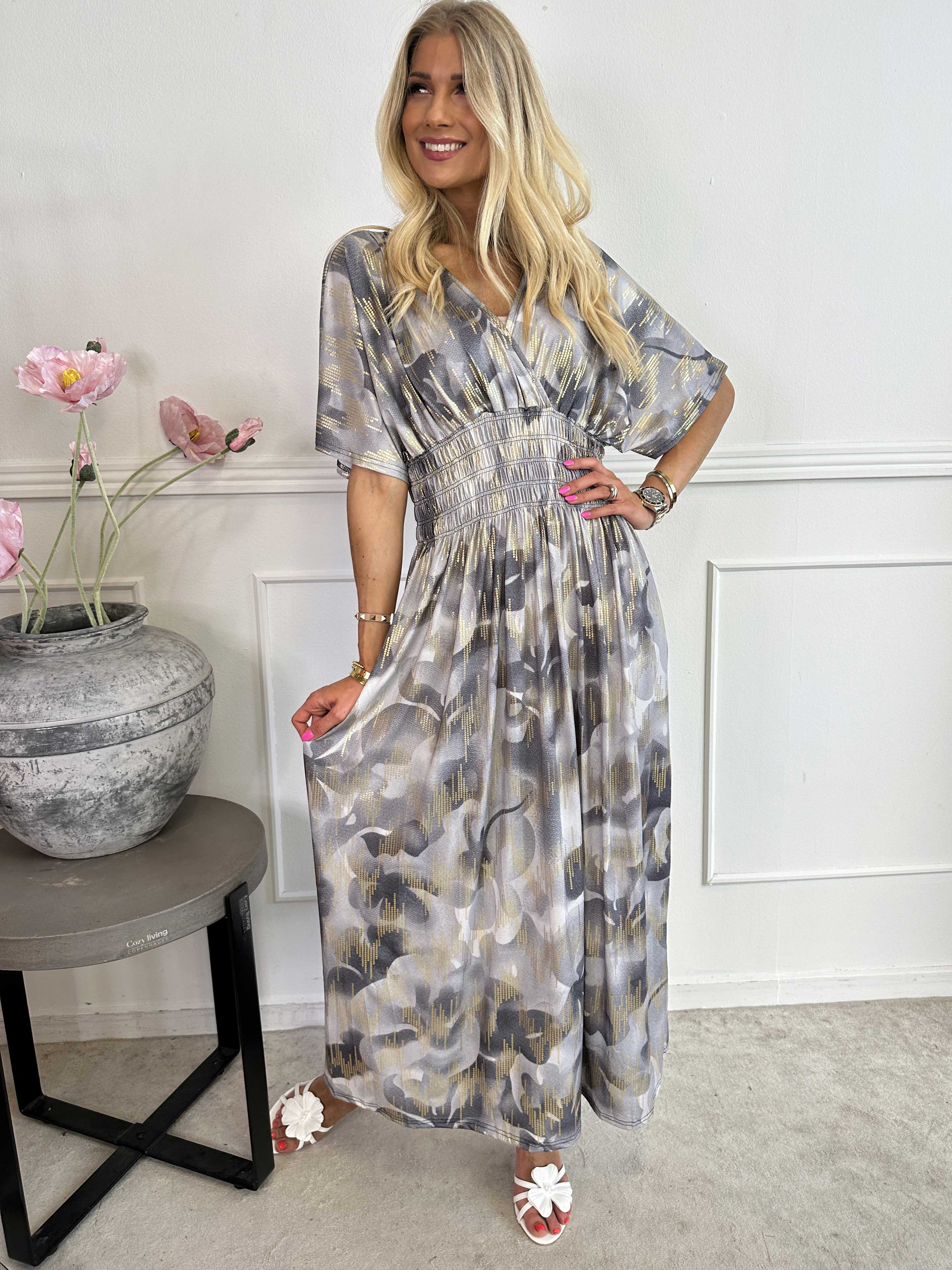 Pams Glamorous - Lång elastisk klänning med fina gulddetaljer