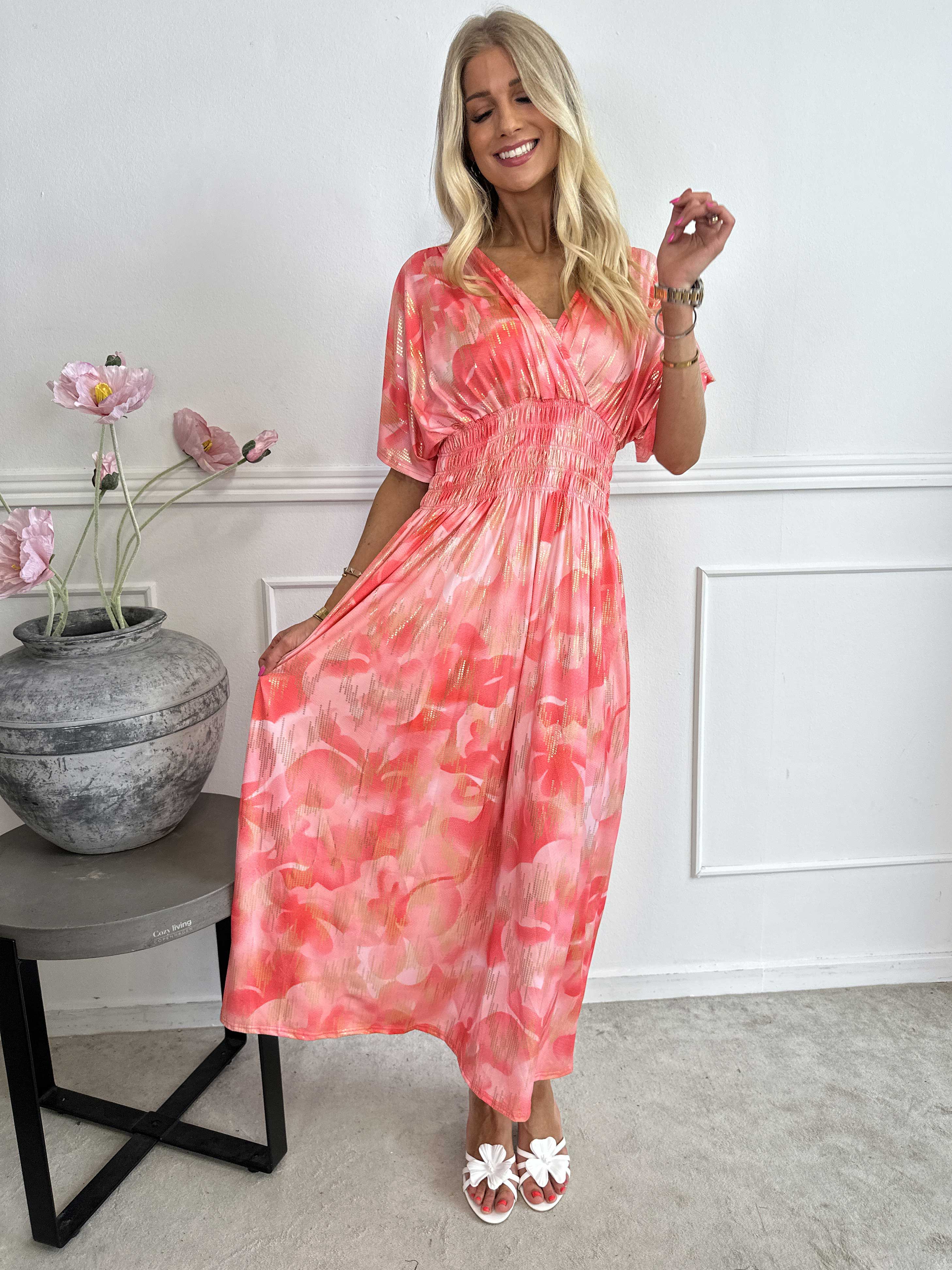 Pams Glamorous - Lång elastisk klänning med fina gulddetaljer