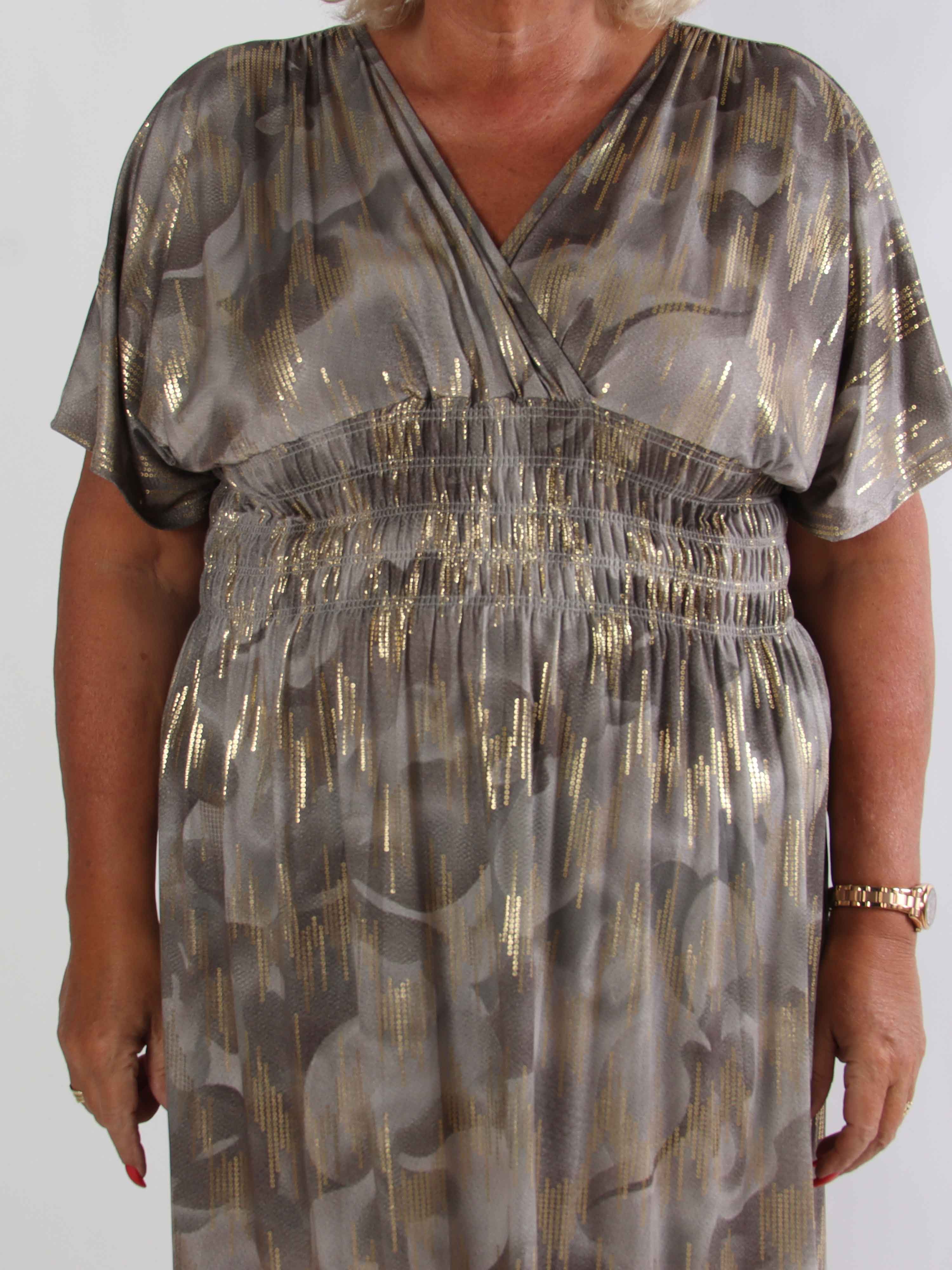 Pams Glamorous - Elastiskt plus size klänning med fina gulddetaljer