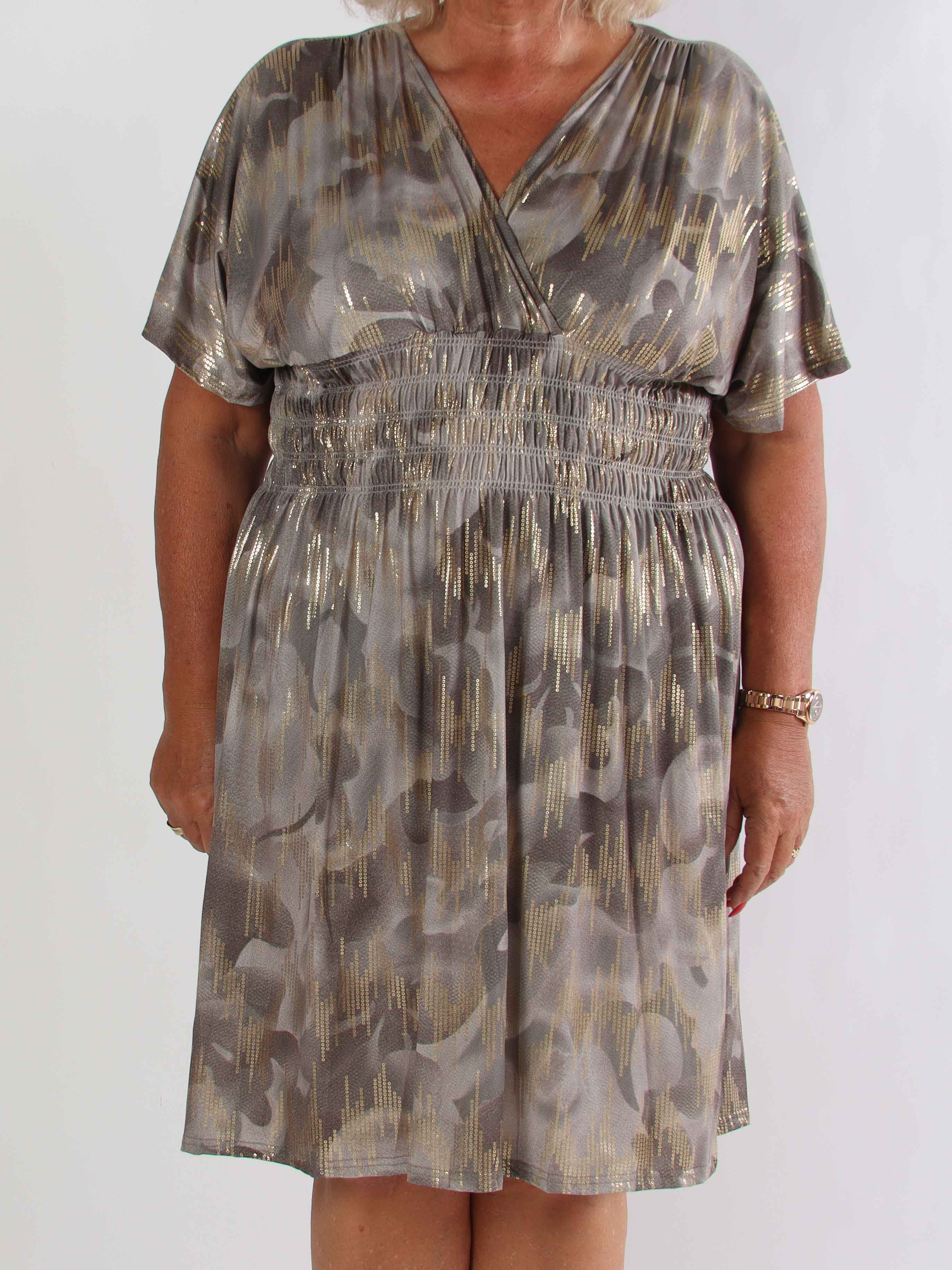 Pams Glamorous Short - Elastisk plus size klänning med fina gulddetaljer