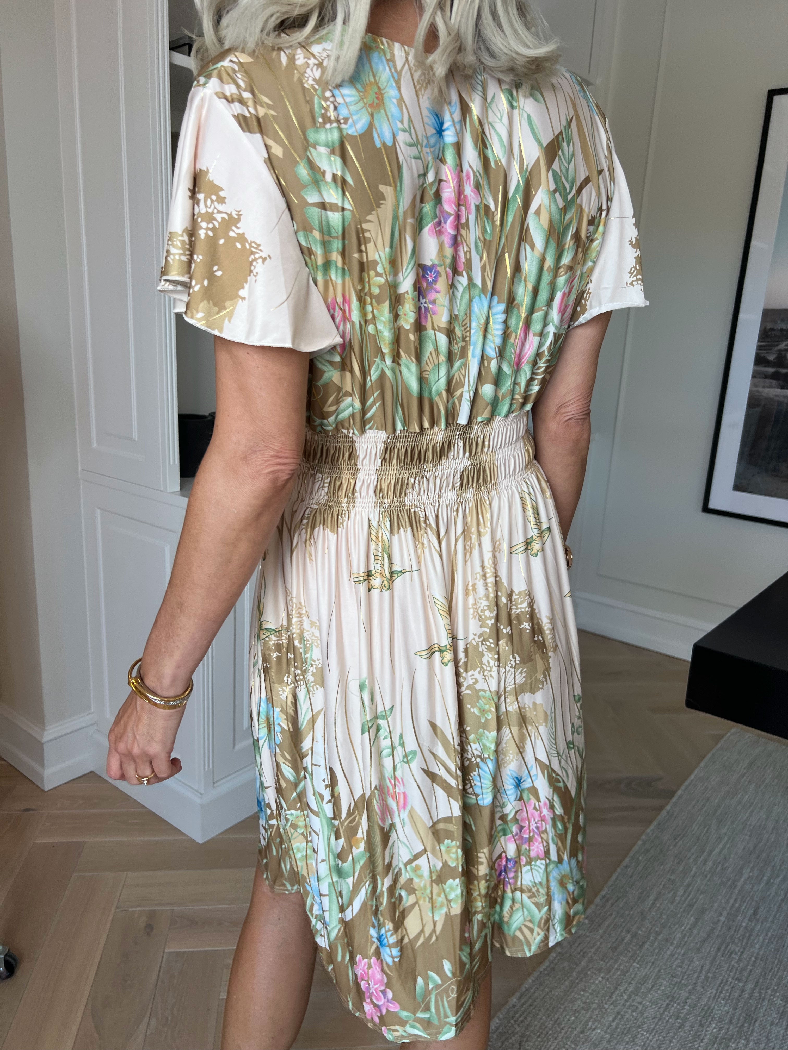Pams Hummingbird Short - Kort elastisk kjole med fuglemotiver, guld detaljer og lommer