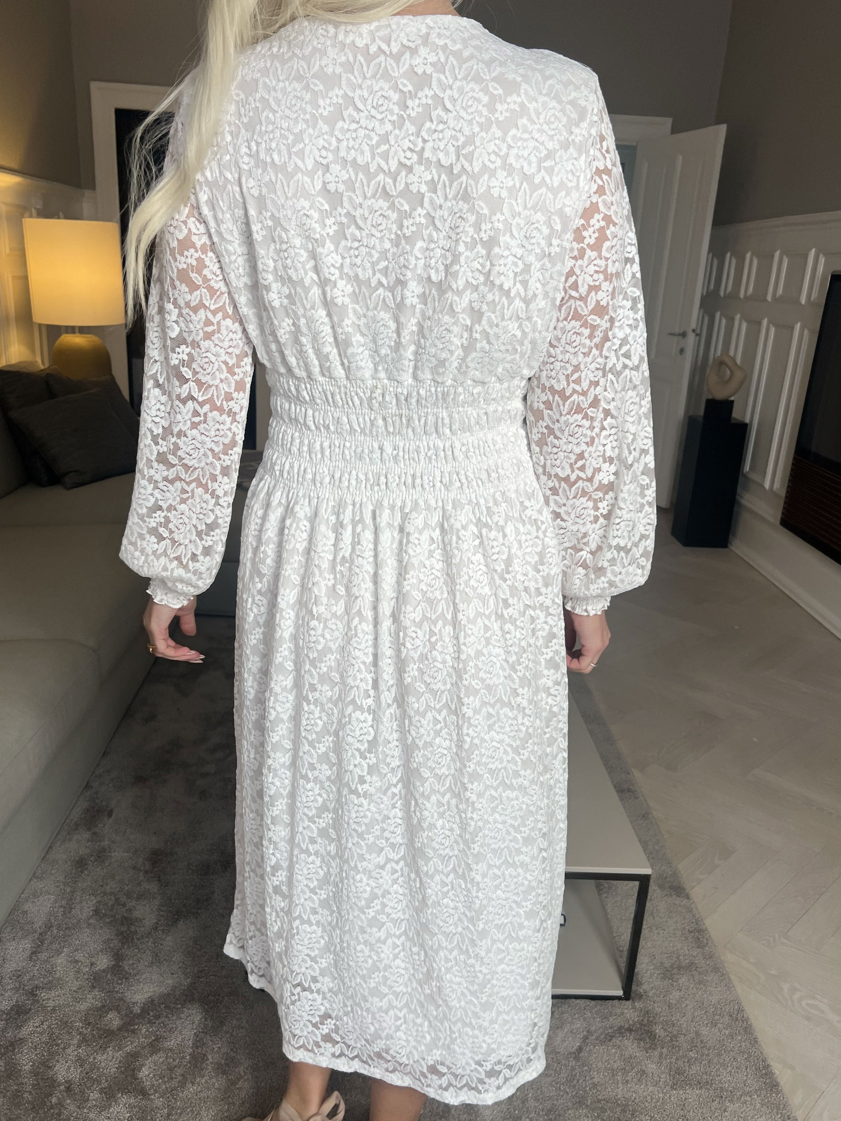 Pams Lace Midi L/S - Klänning i elastisk spets med lång ärm