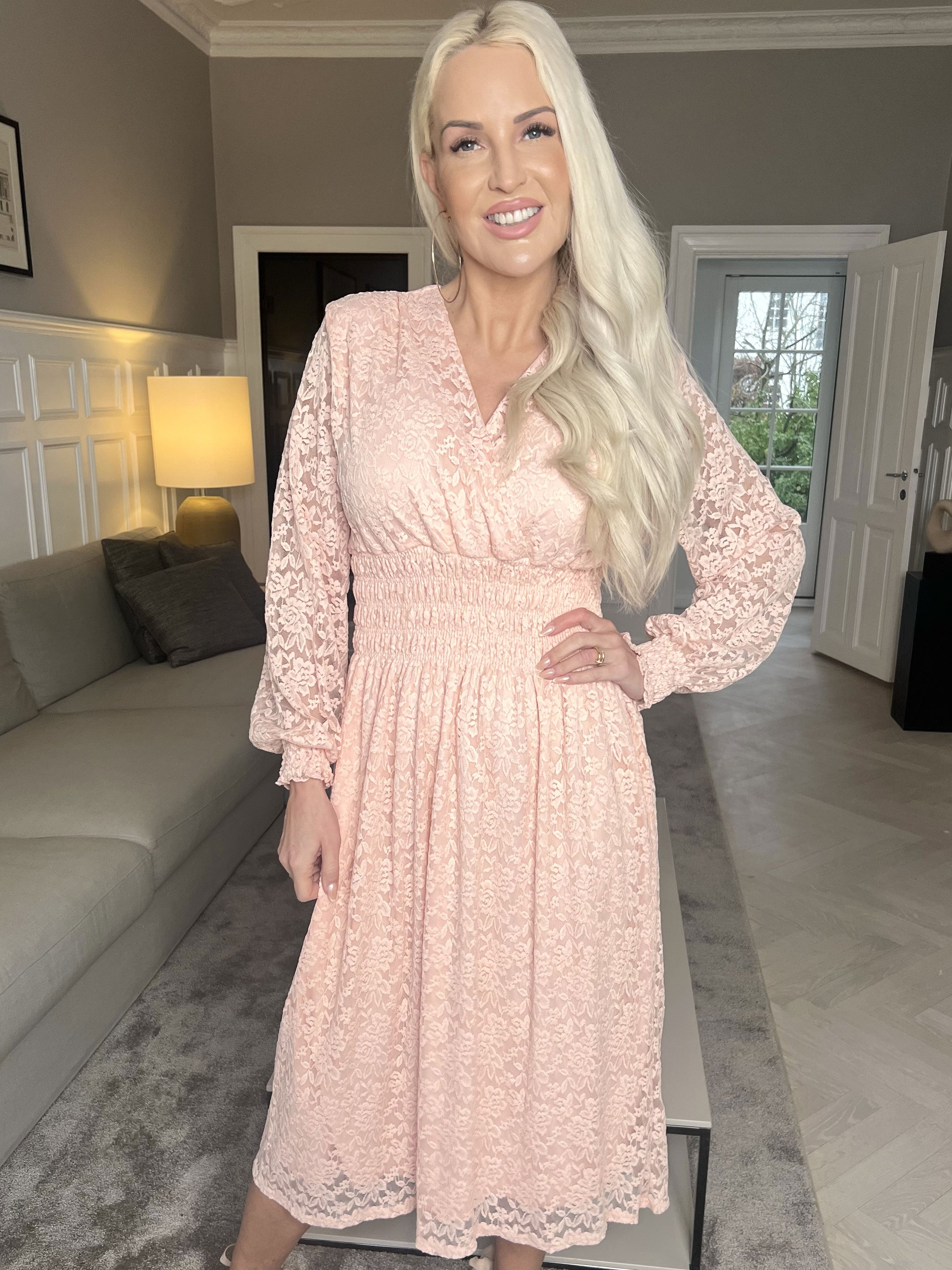 Pams Lace Midi L/S - Klänning i elastisk spets med lång ärm