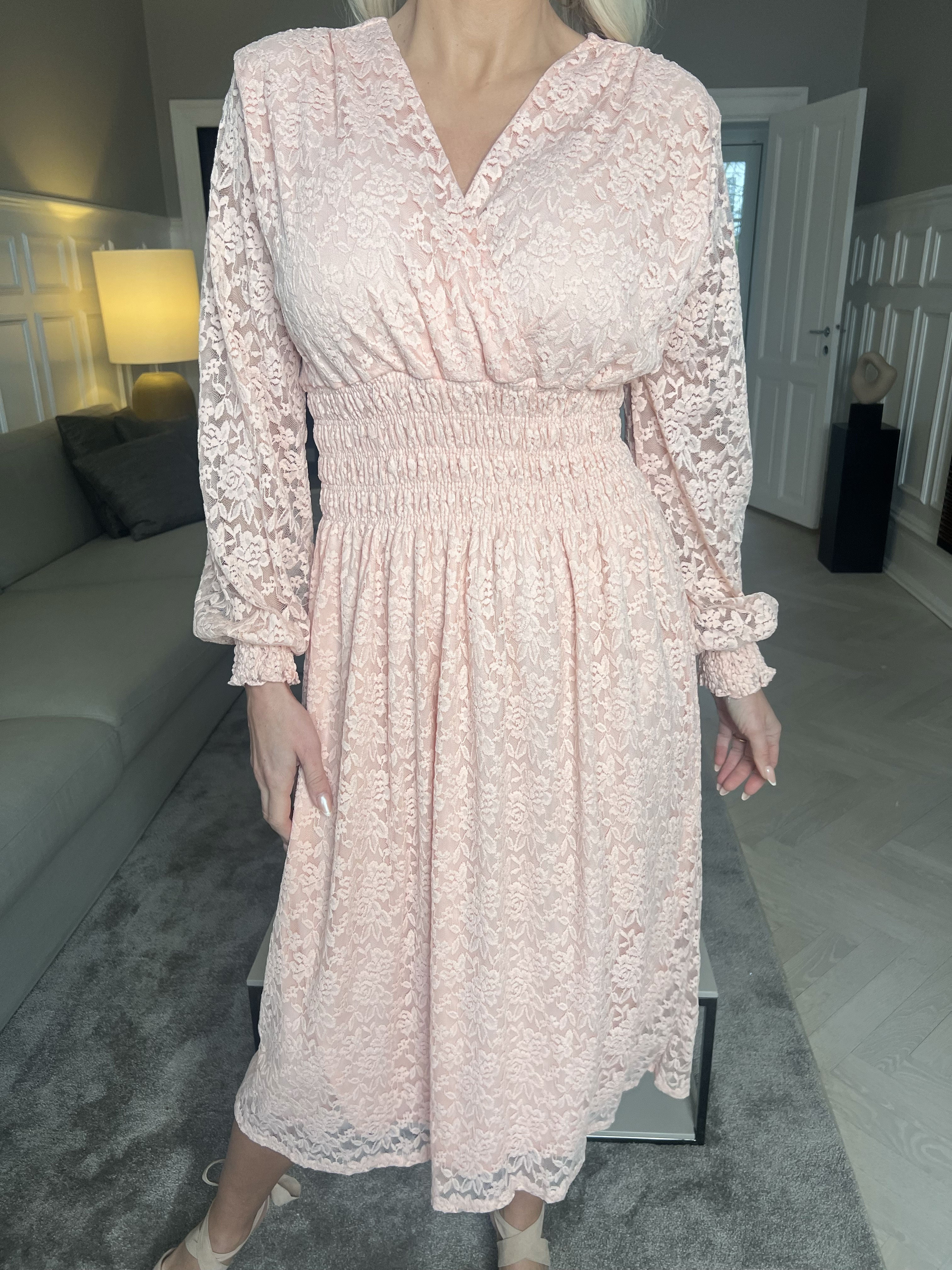 Pams Lace Midi L/S - Klänning i elastisk spets med lång ärm