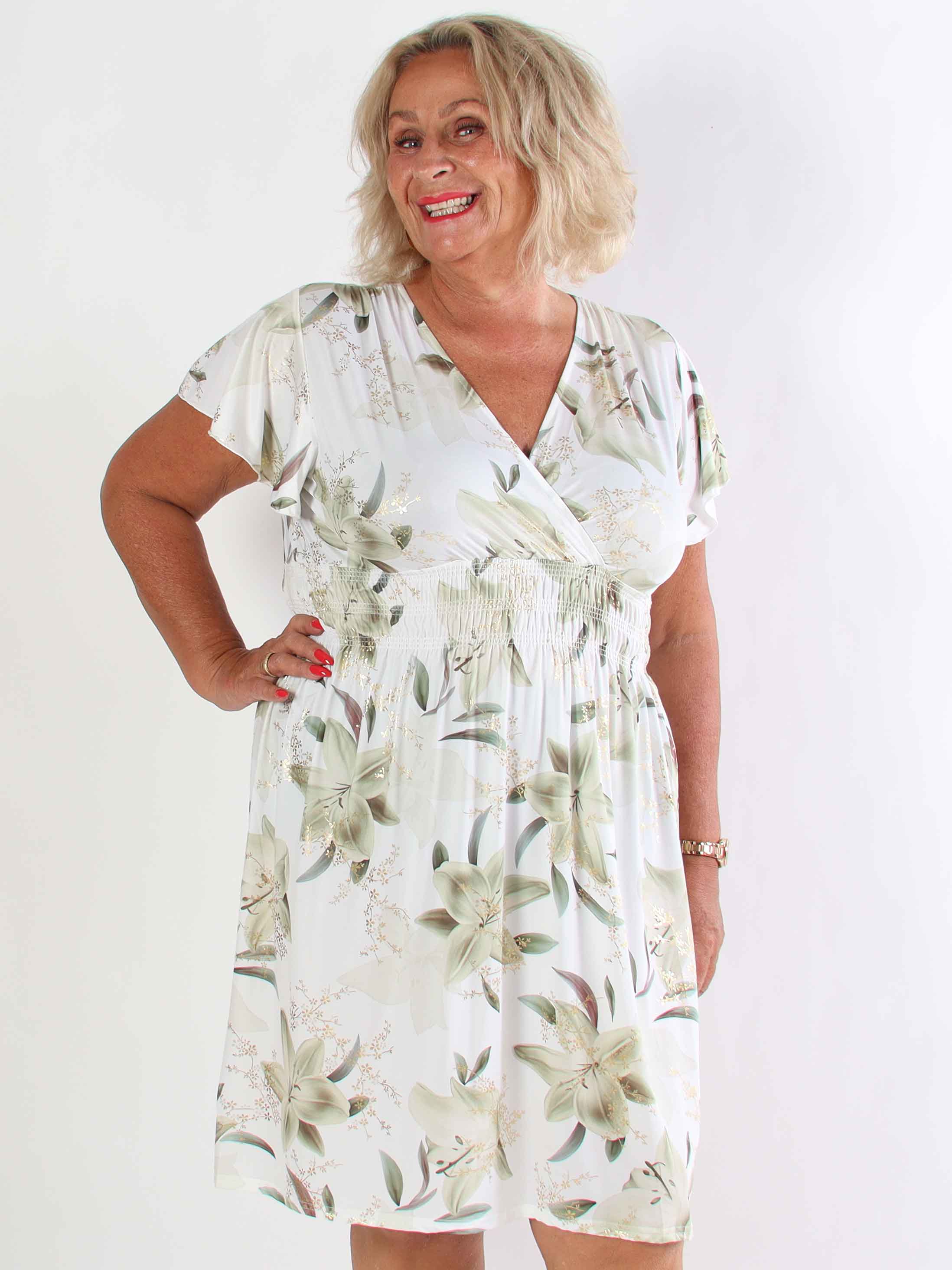 Pams Lilies Short - Kort elastisk plus size klänning med liljemönster och gulddetaljer