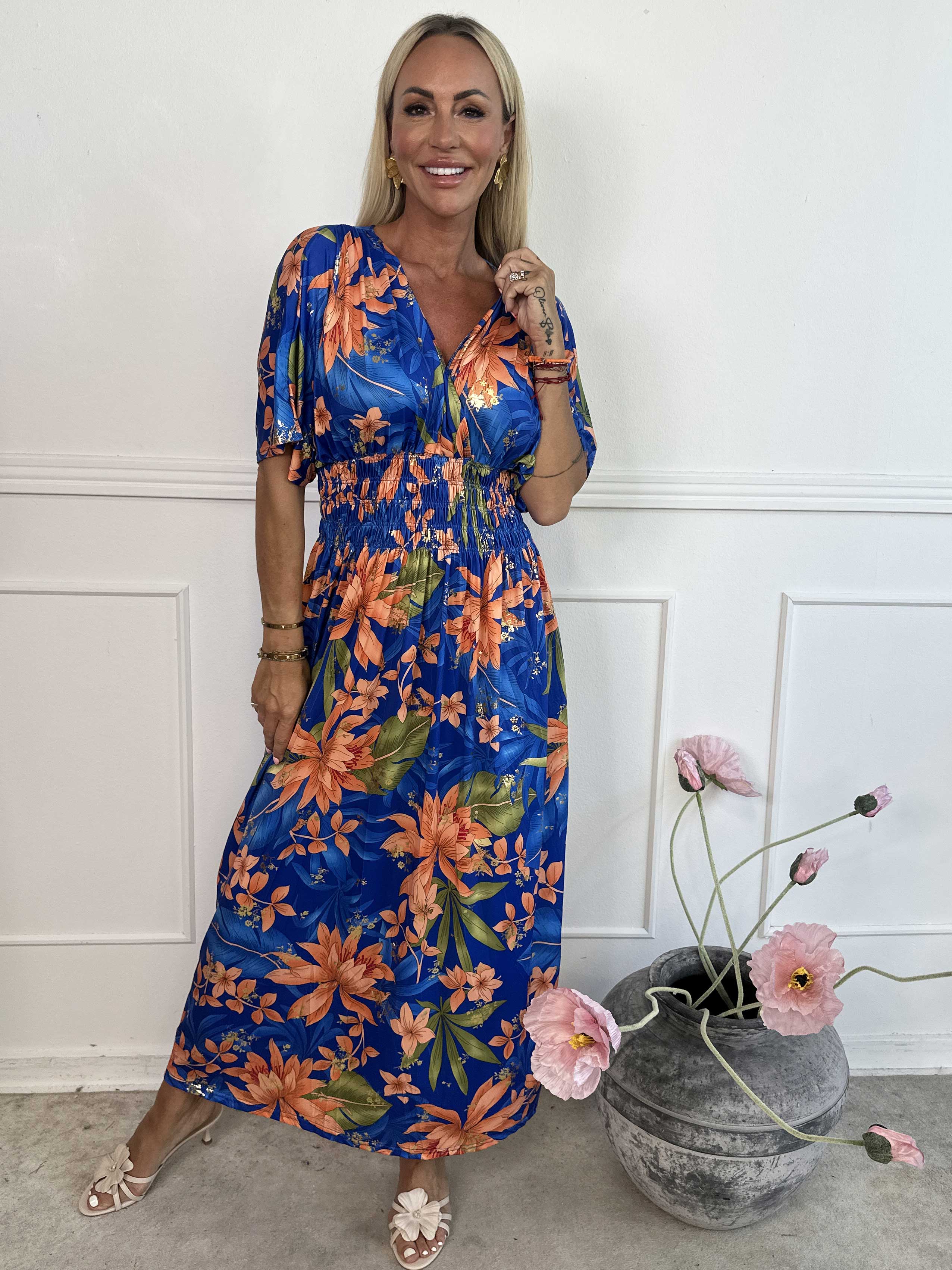 Pams New Leaf - Lång elastisk klänning med blommigt mönster och gulddetaljer