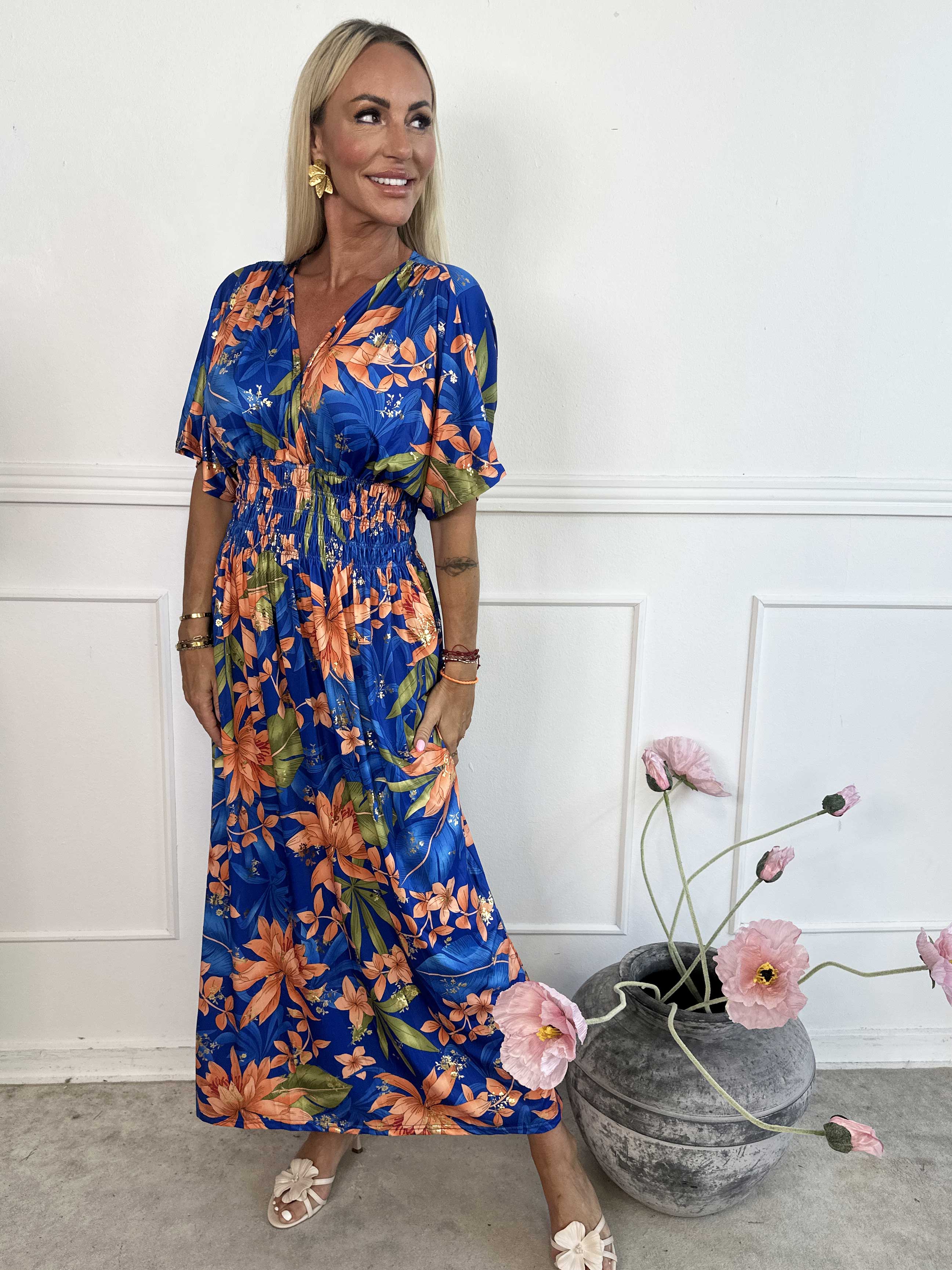 Pams New Leaf - Lång elastisk klänning med blommigt mönster och gulddetaljer