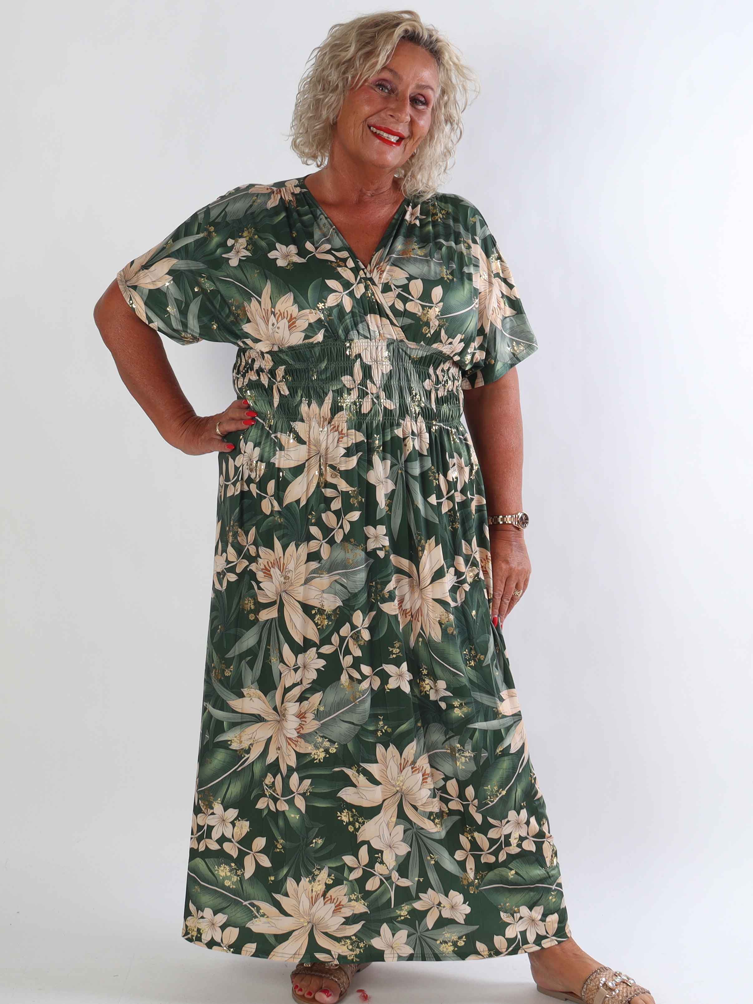 Pams New Leaf - Lång plus size klänning med blommigt mönster och gulddetaljer