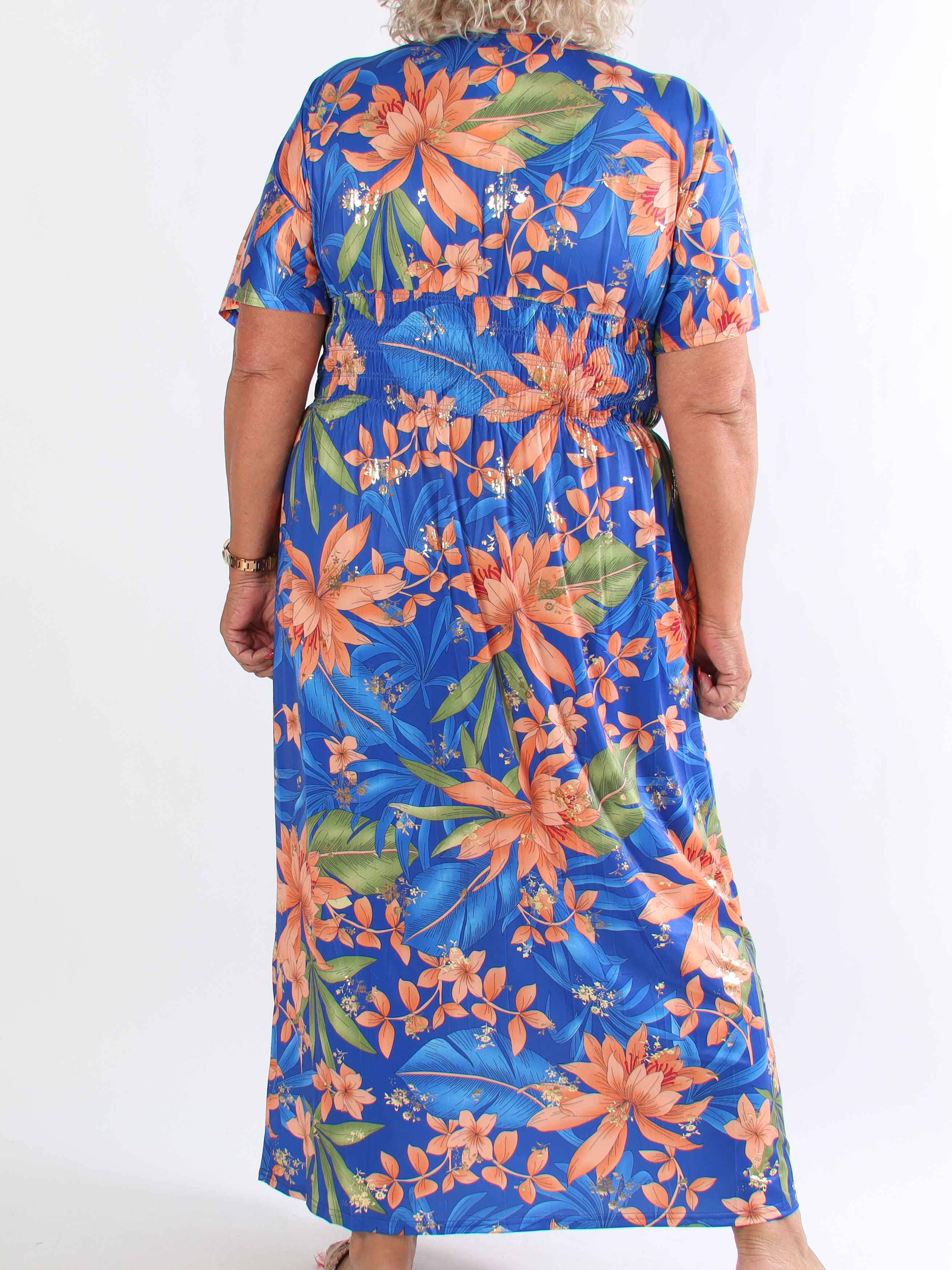 Pams New Leaf - Lång plus size klänning med blommigt mönster och gulddetaljer