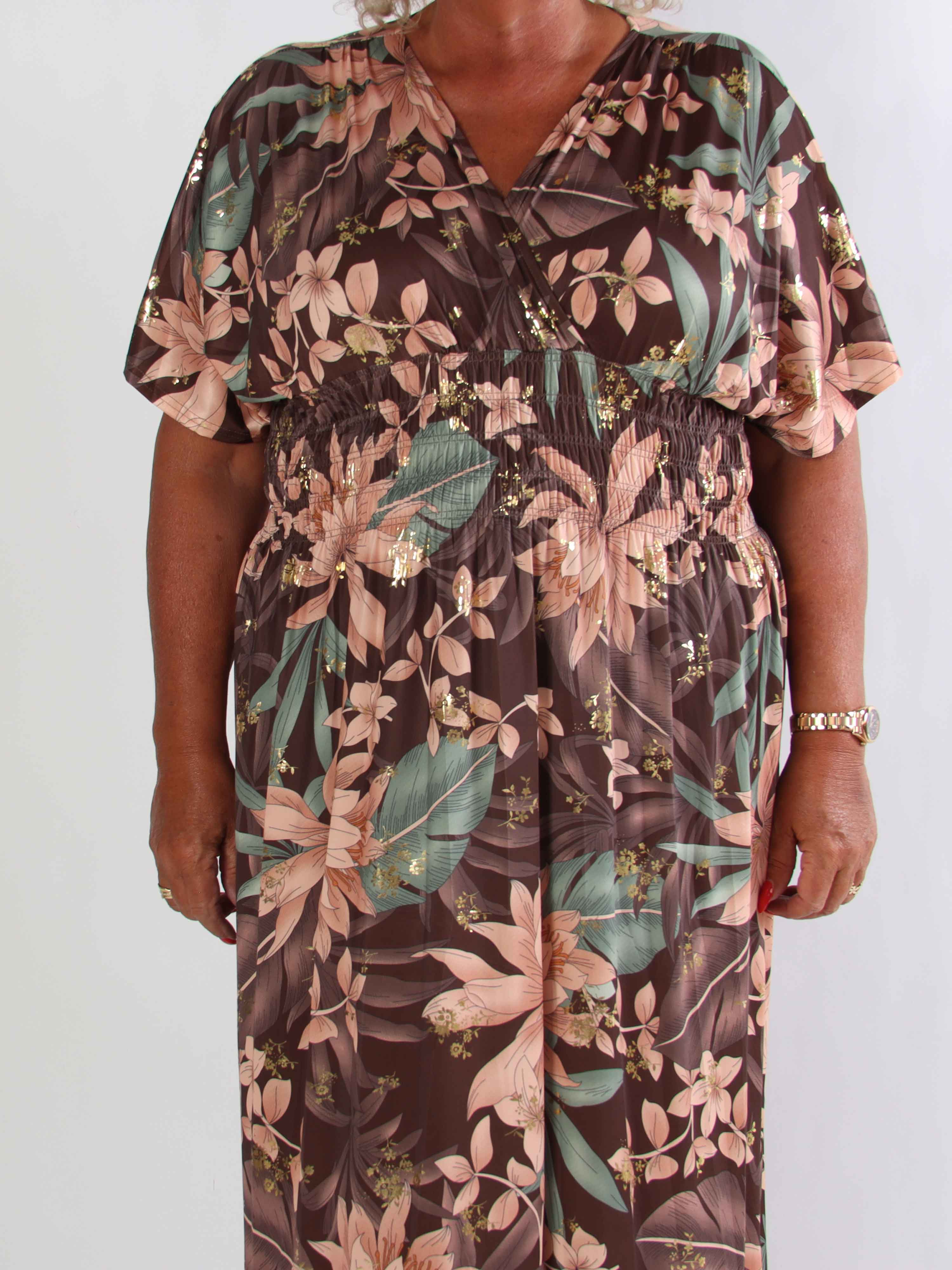 Pams New Leaf - Lång plus size klänning med blommigt mönster och gulddetaljer