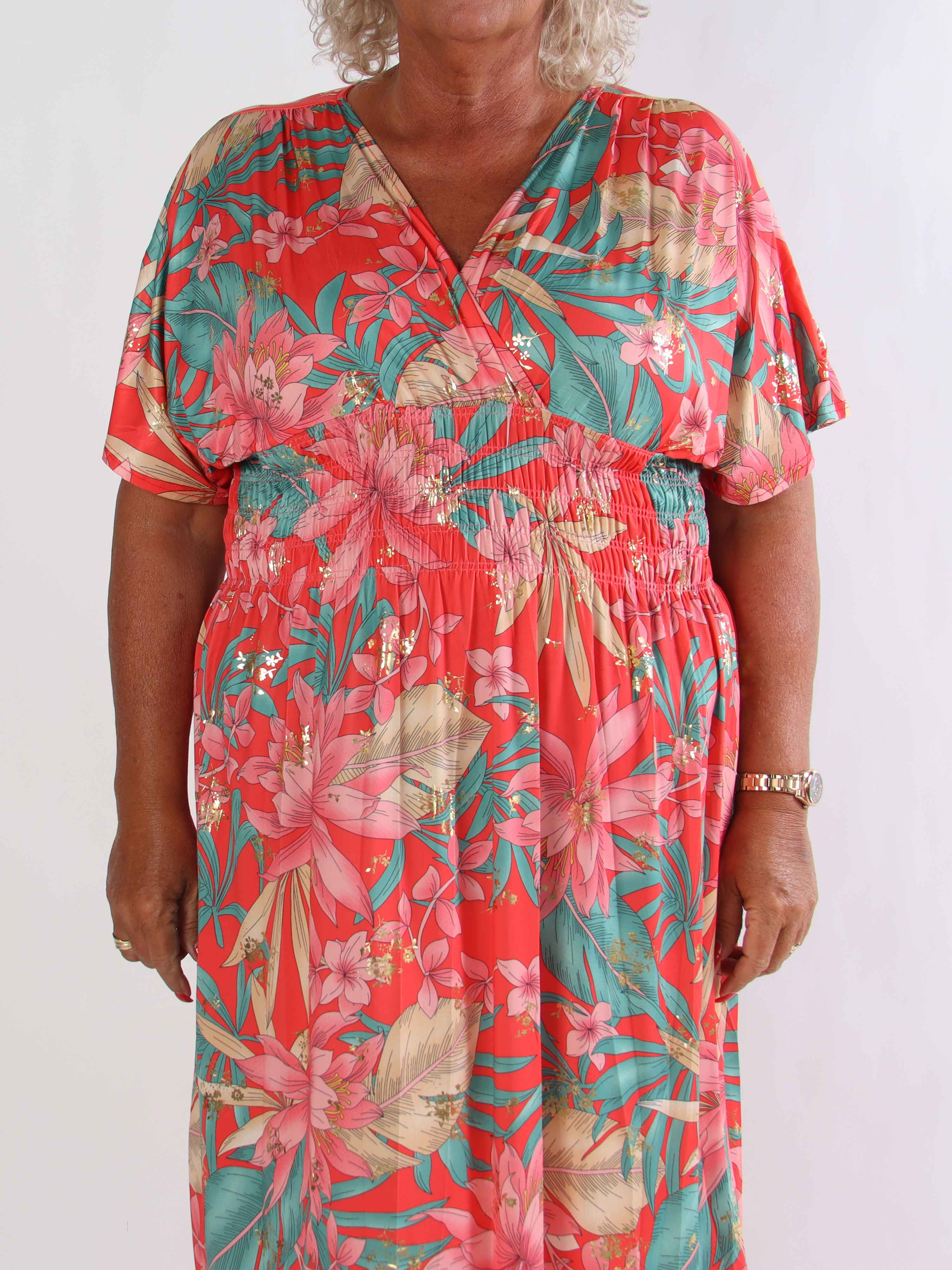 Pams New Leaf - Lång plus size klänning med blommigt mönster och gulddetaljer