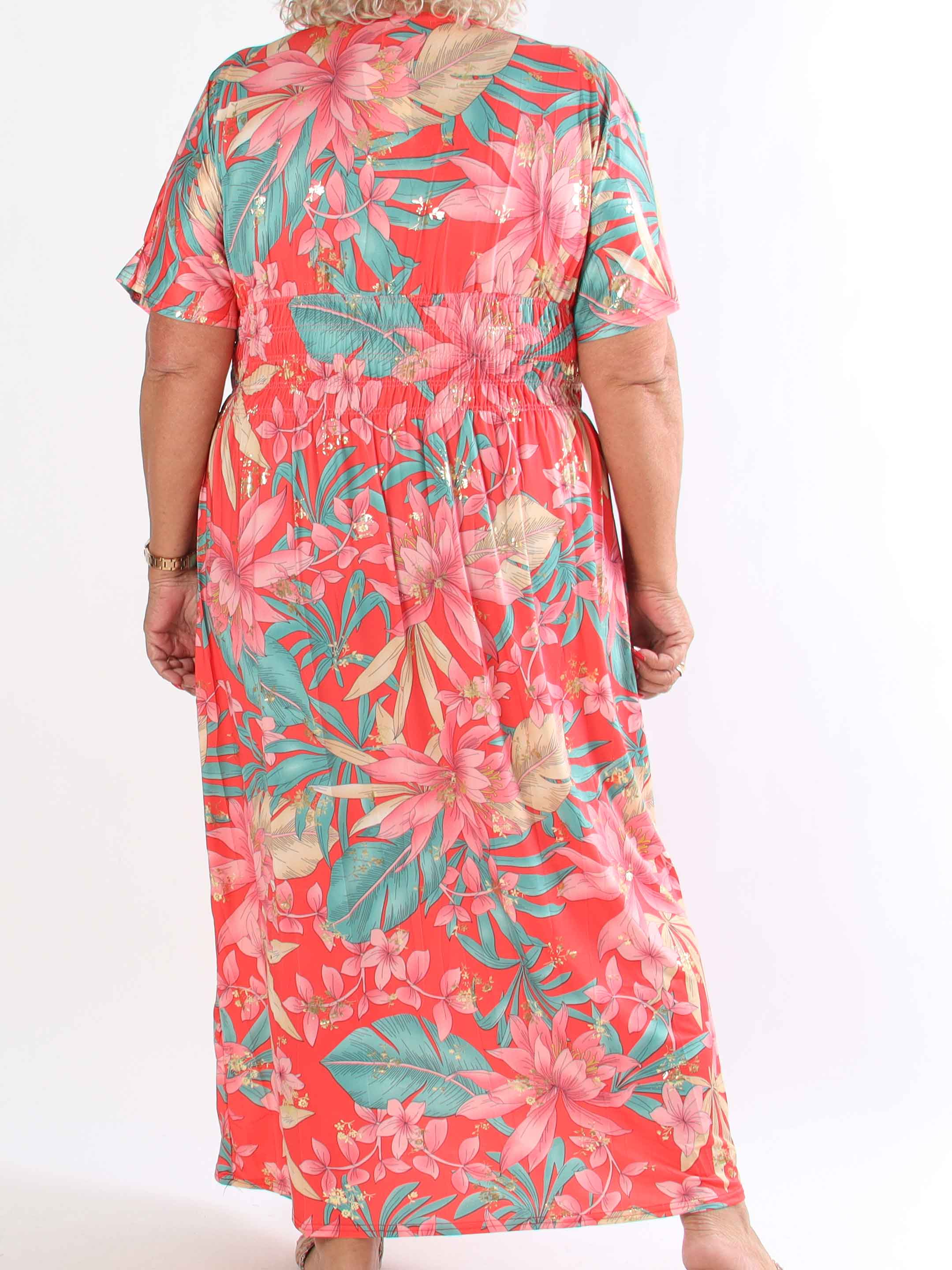 Pams New Leaf - Lång plus size klänning med blommigt mönster och gulddetaljer