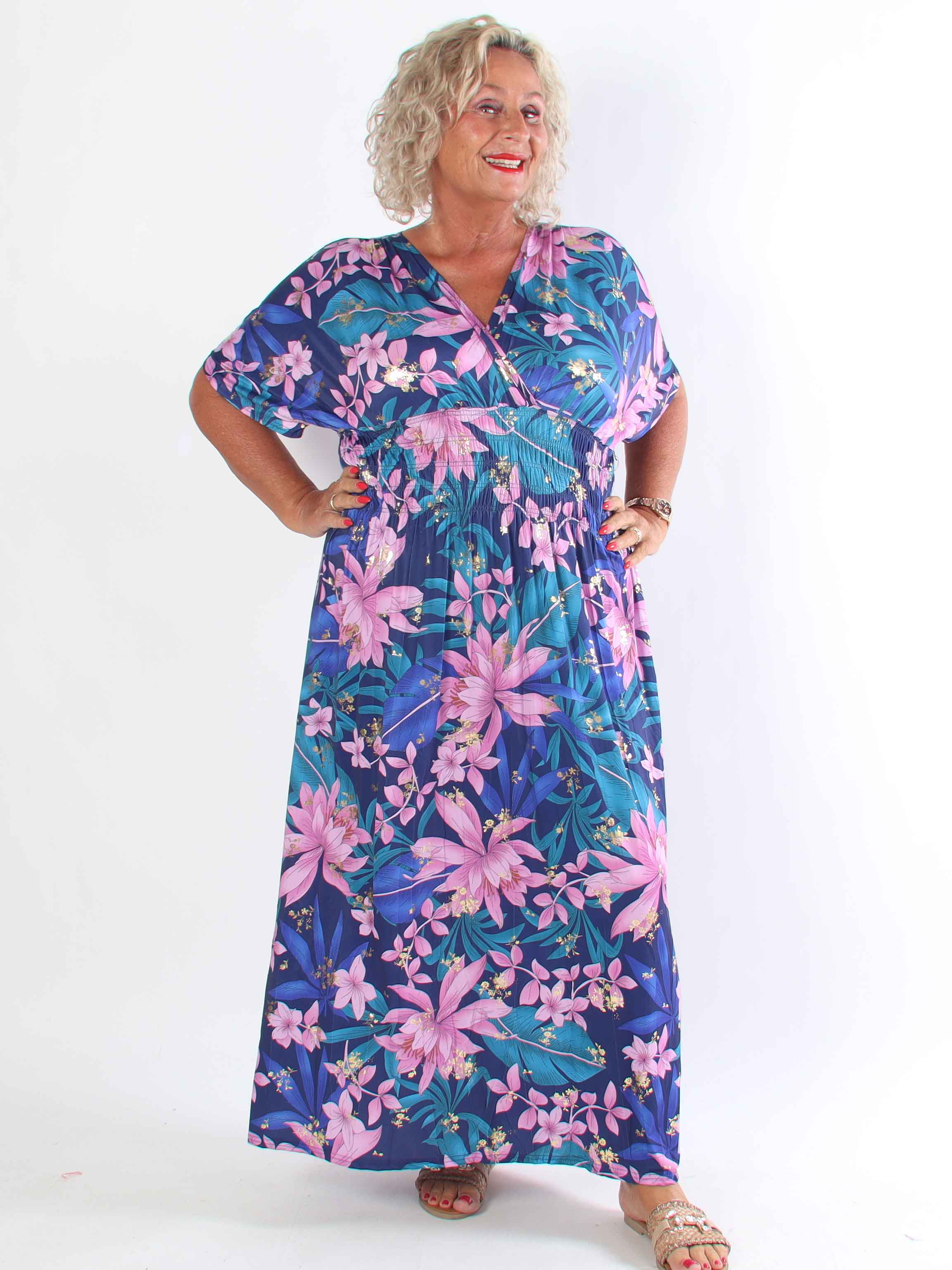 Pams New Leaf - Lång plus size klänning med blommigt mönster och gulddetaljer