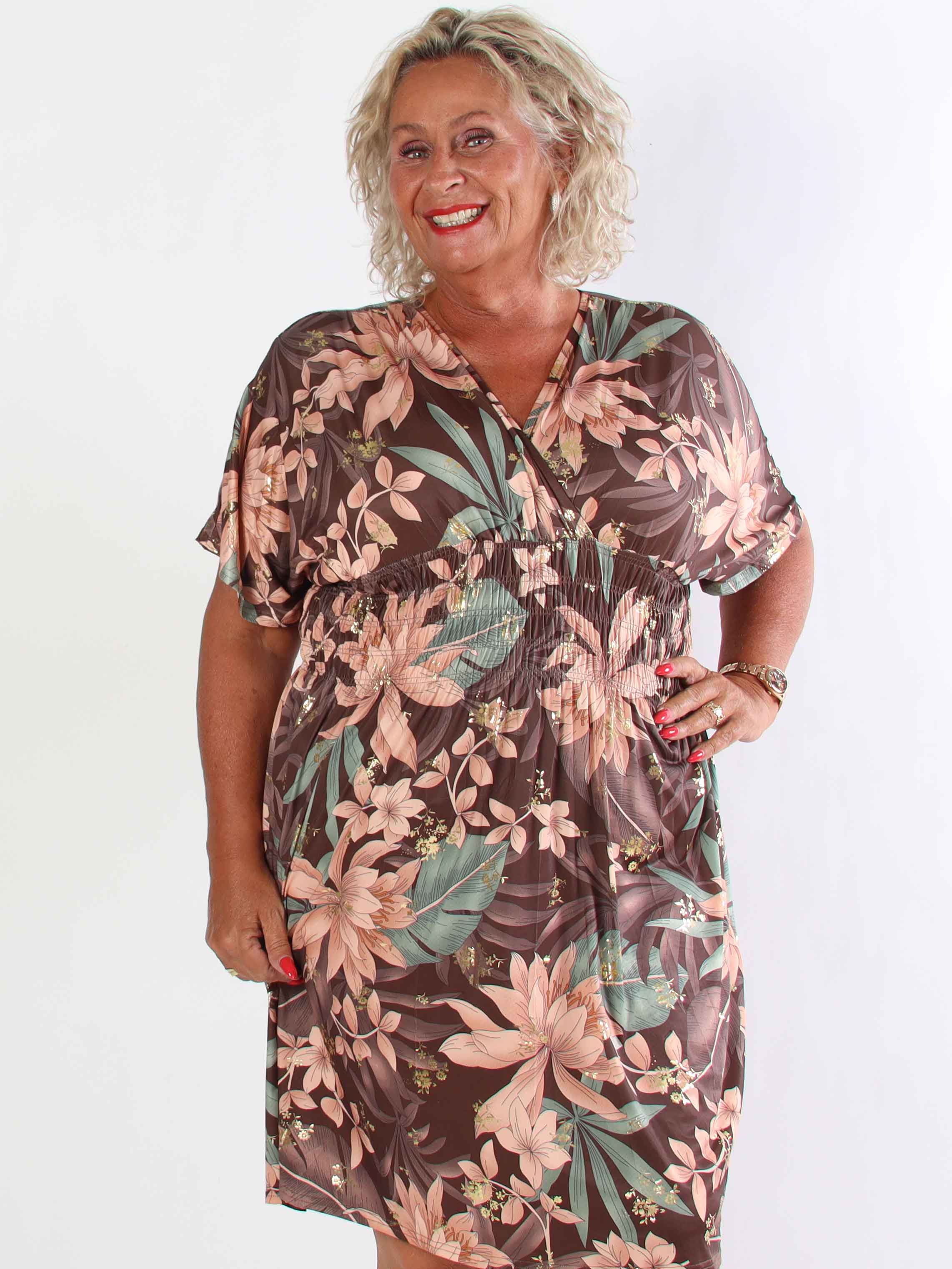 Pams New Leaf Short - Plus size klänning med färgat blommönster och gulddetaljer