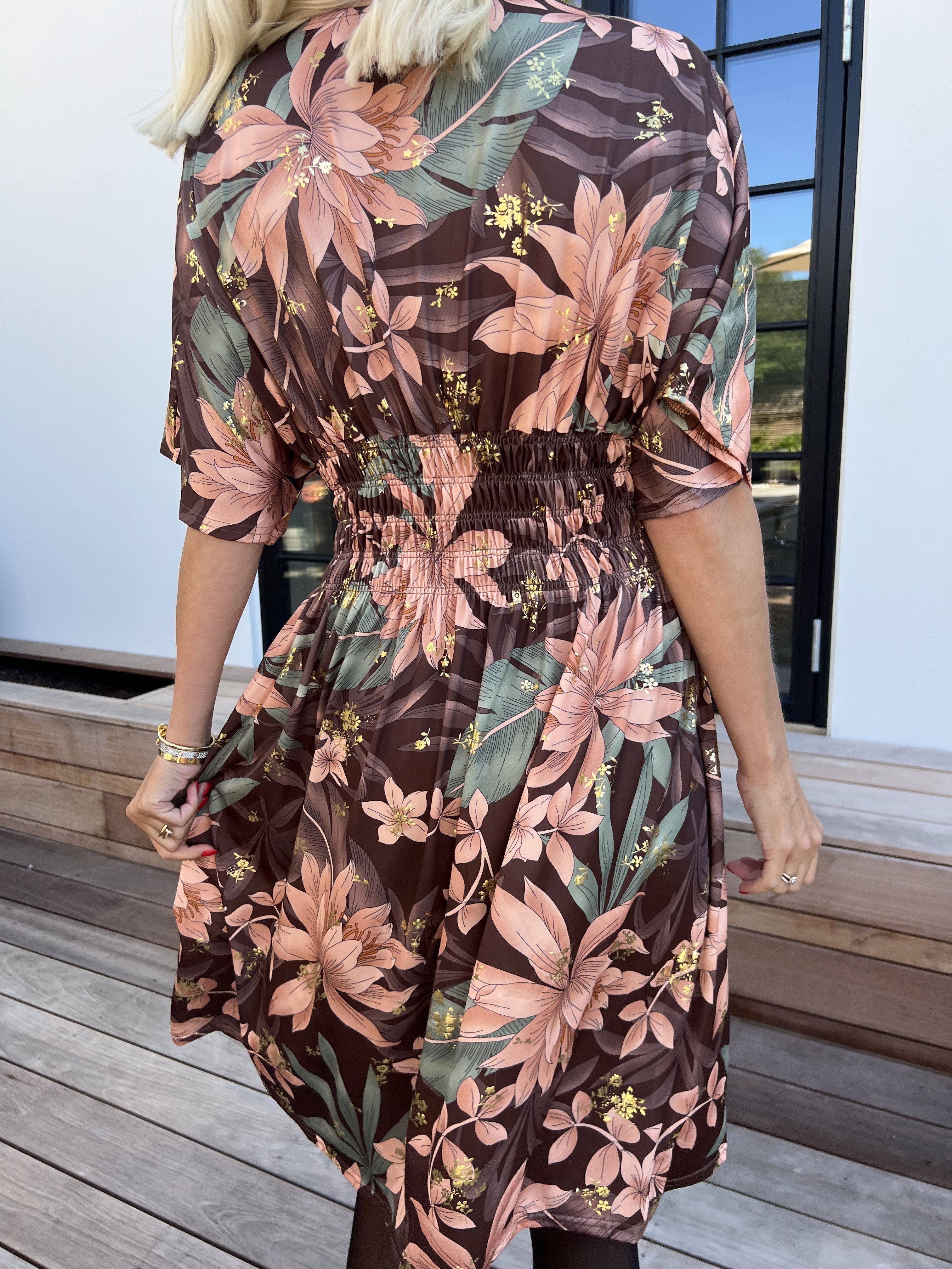 Pams New Leaf Short - Elastisk klänning med färgat blommönster och gulddetaljer