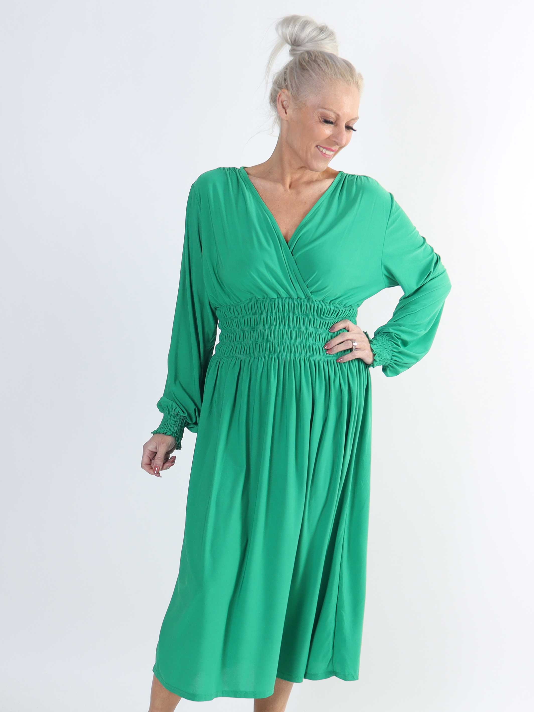 Pams Plain Midi L/S - Elastisk klänning i plus size med smock