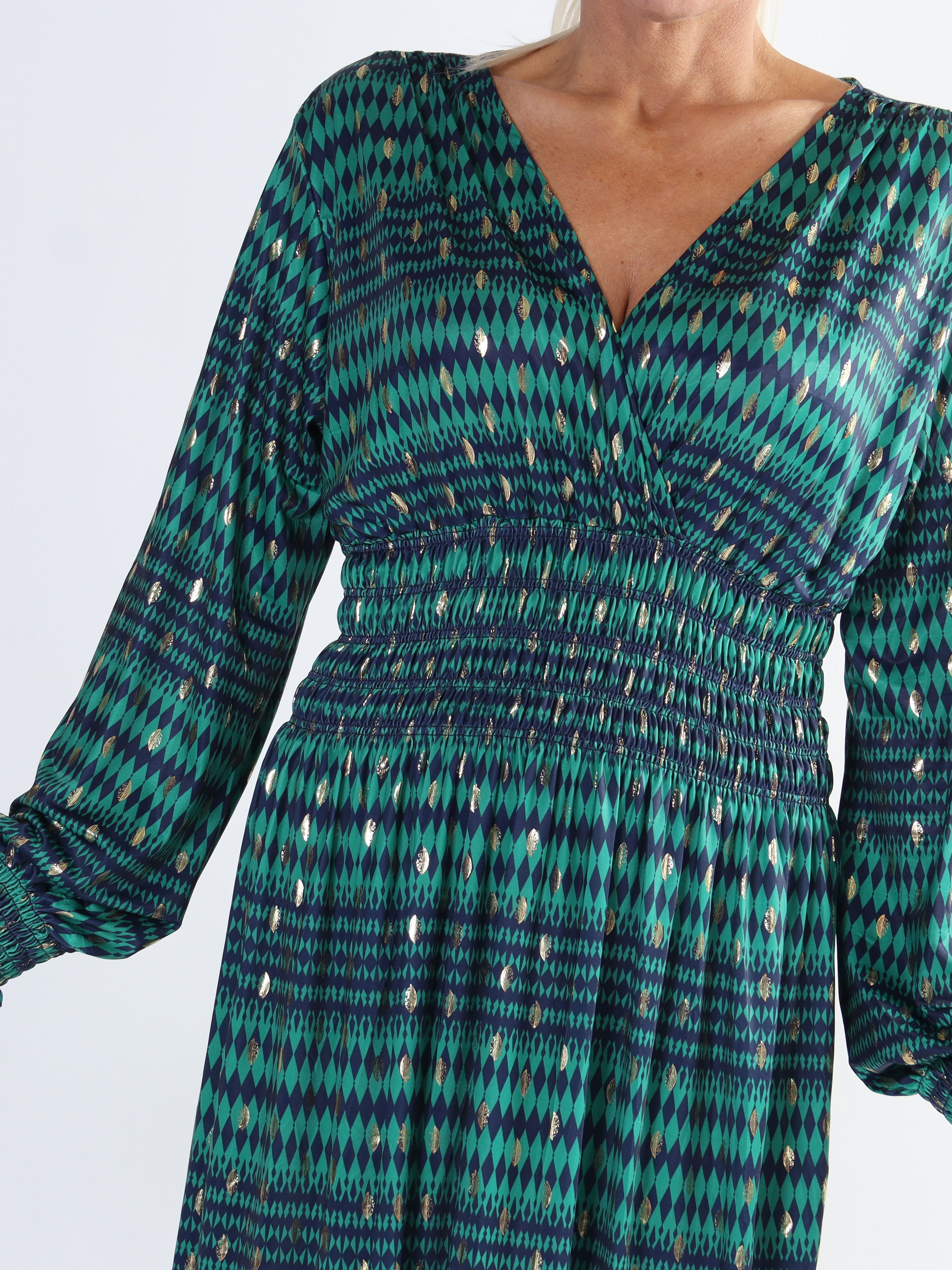 Pams Stripe Midi L/S - Mönstrad klänning med gulddetaljer i plusstorlek