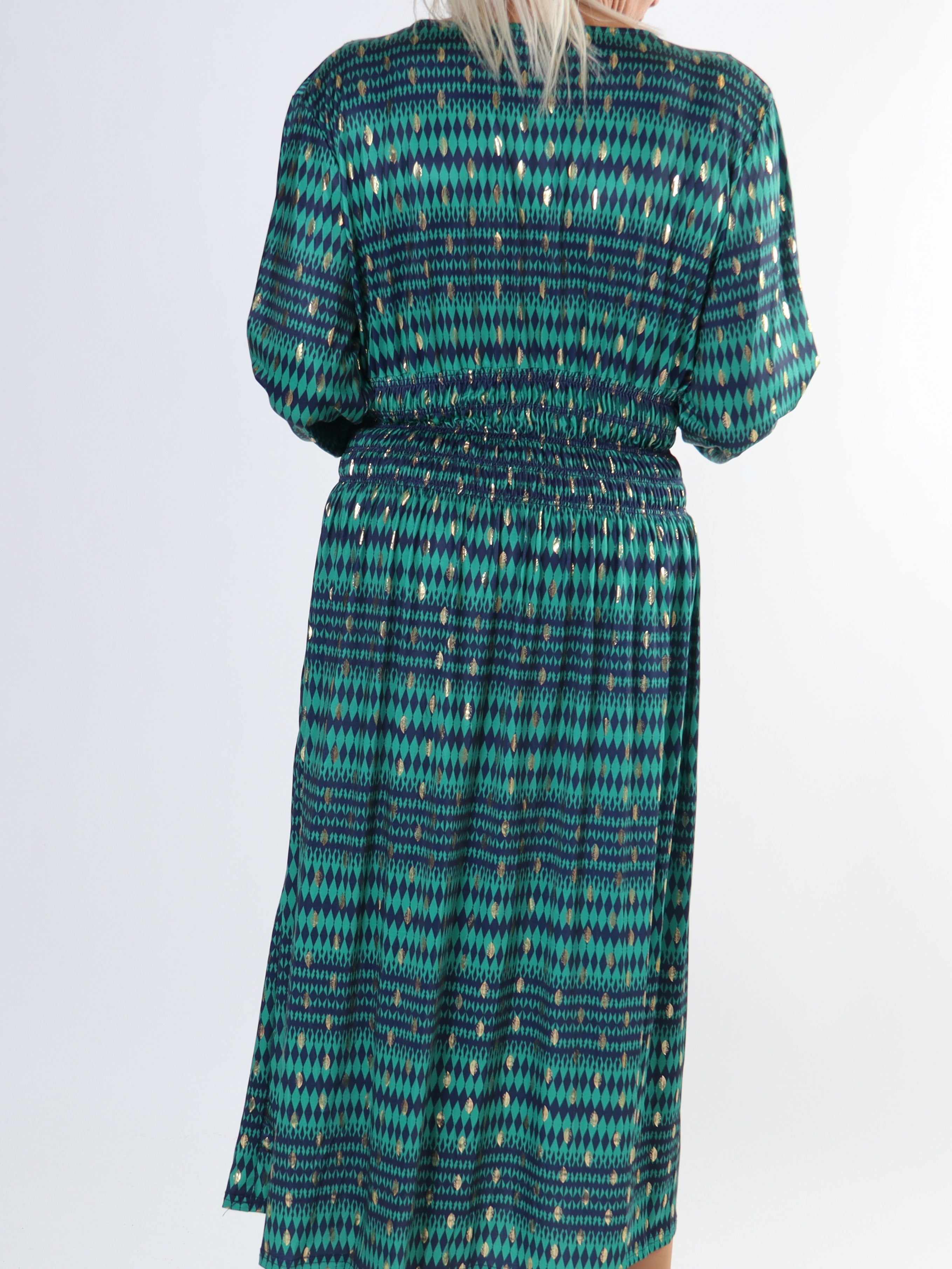 Pams Stripe Midi L/S - Mönstrad klänning med gulddetaljer i plusstorlek