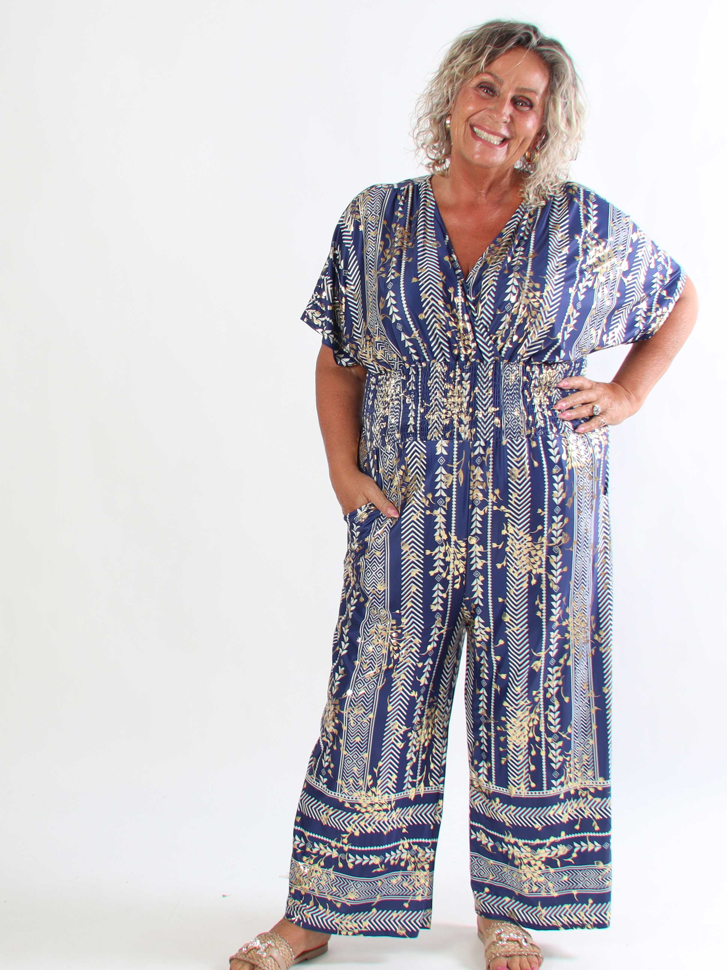 Pams Tribal Jumpsuit - Plus size mønstret buksedragt med små guld blomster
