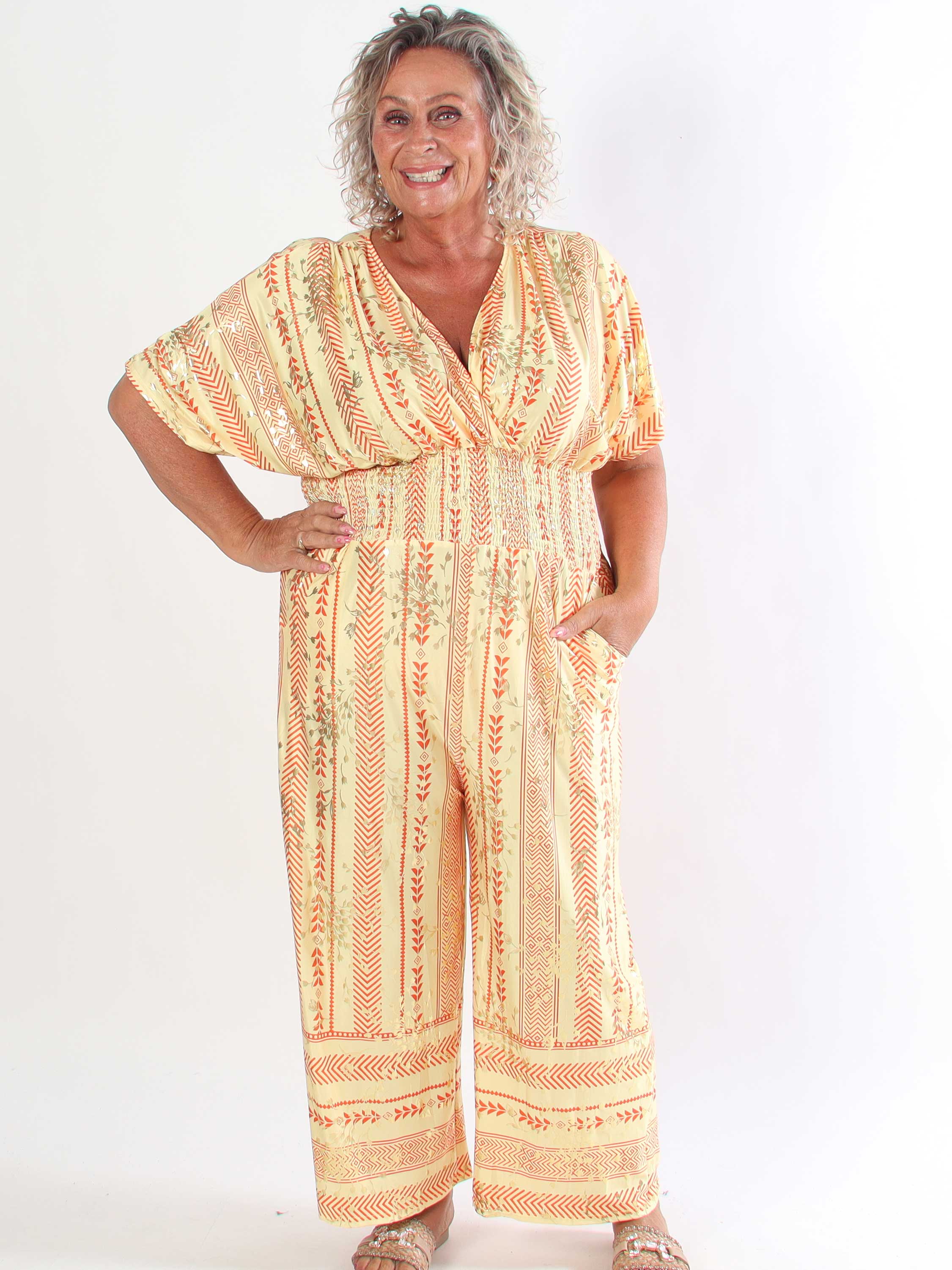 Pams Tribal Jumpsuit - Plus size mønstret buksedragt med små guld blomster