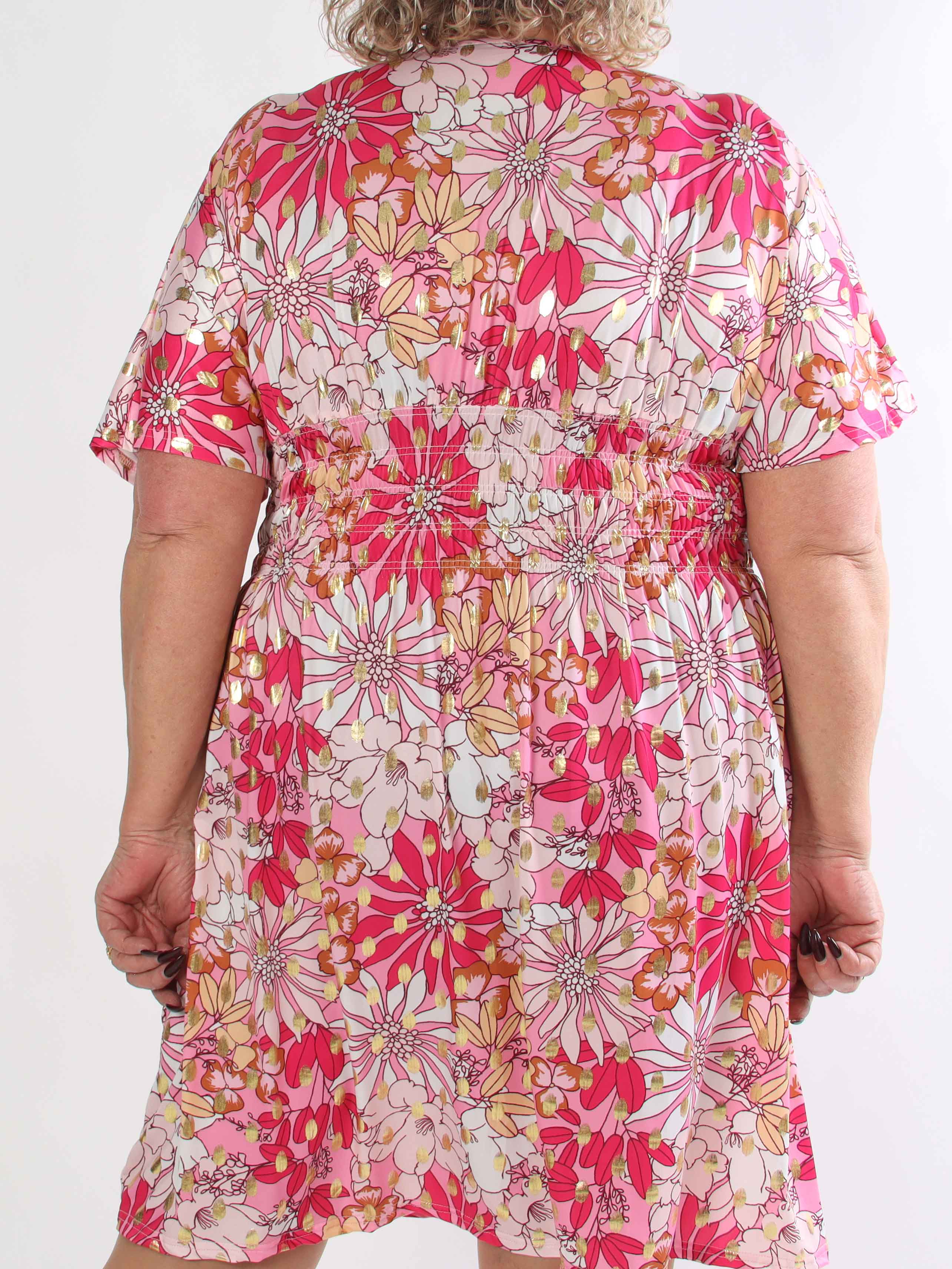 Pams Bloomfall Short - Elastisk plus size kjole med blomstermotiver og guld dutter