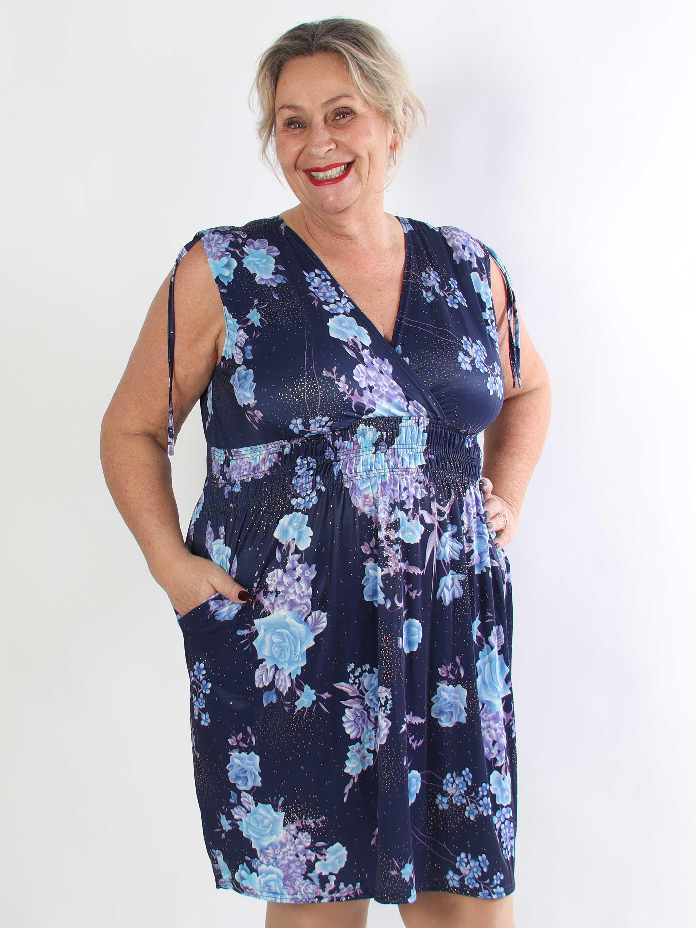 Pams Bouquet Short - Kort plus size kjole med blomster og guld støv