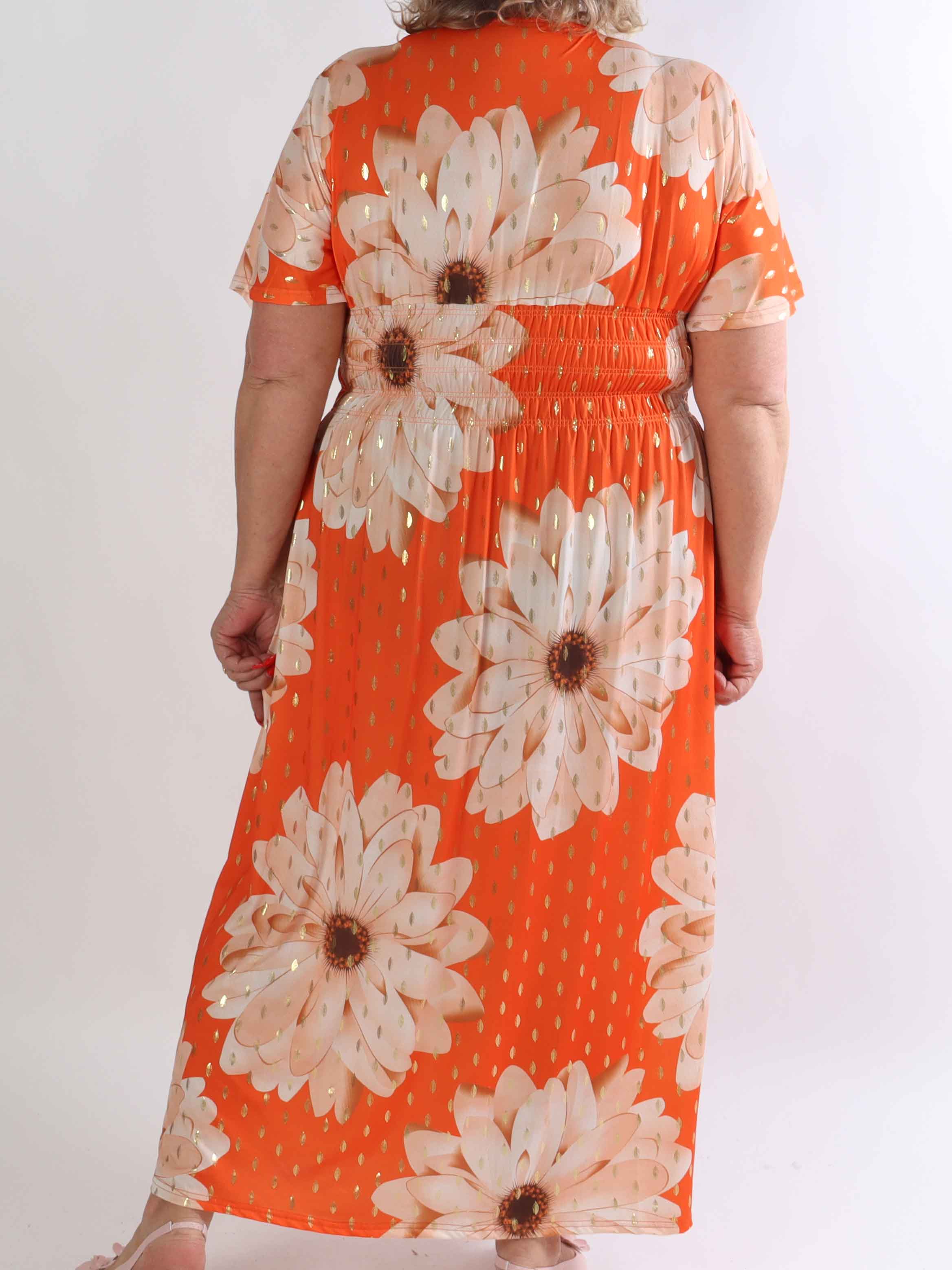Pams Eden - Lang plus size kjole med store blomster og guld dutter