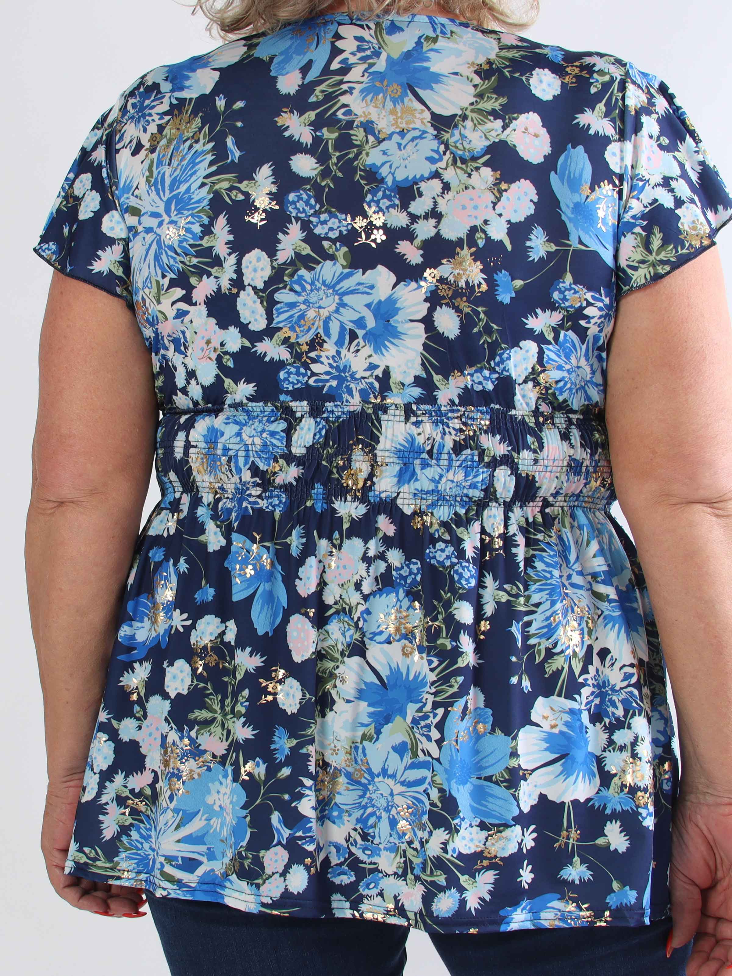 Pams Flower Shirt - Plus size bluse med fine blomster og guld detaljer