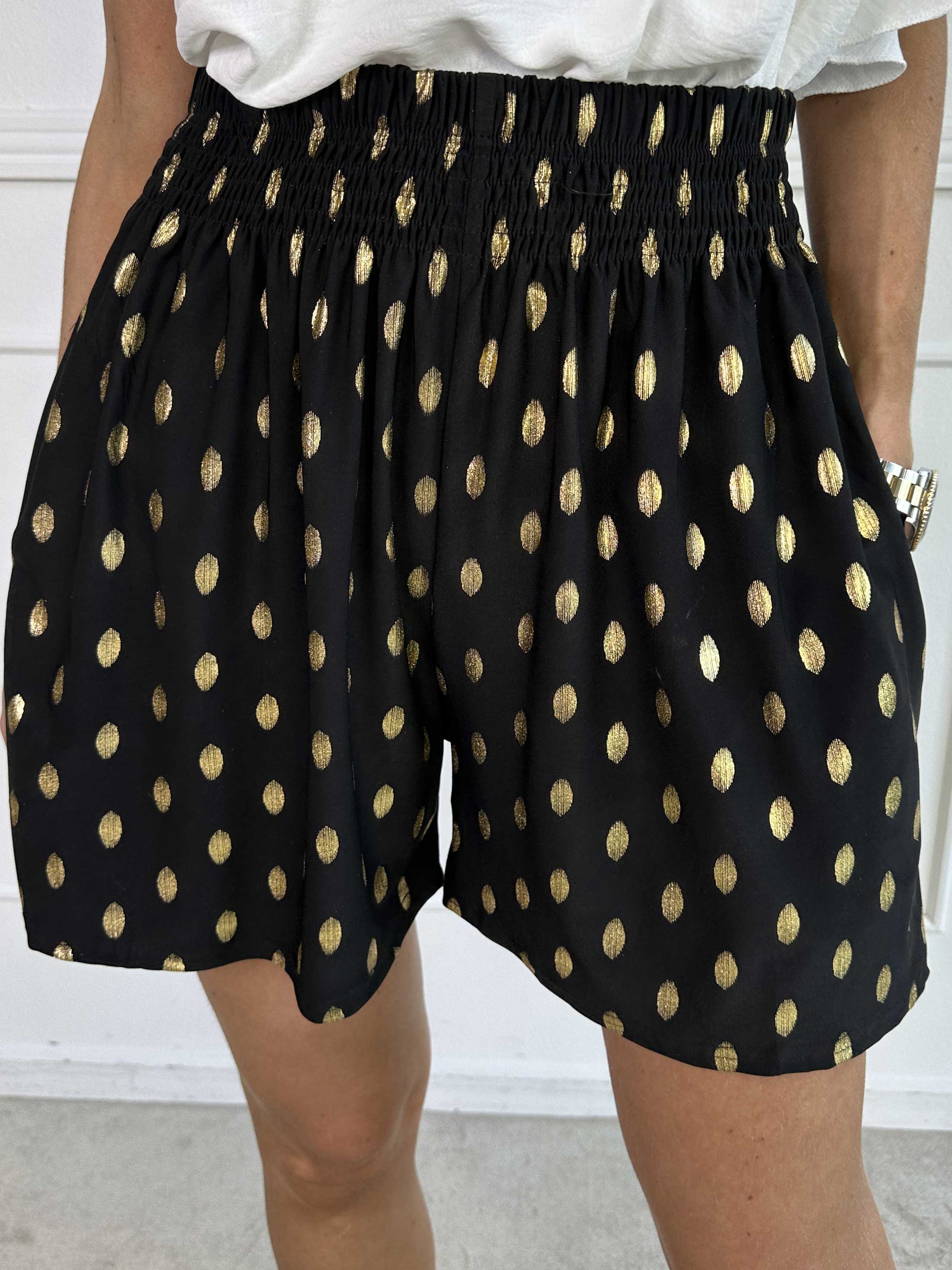 Pams Dot Shorts - Löst sittande shorts i stretchigt tyg med guldprickar