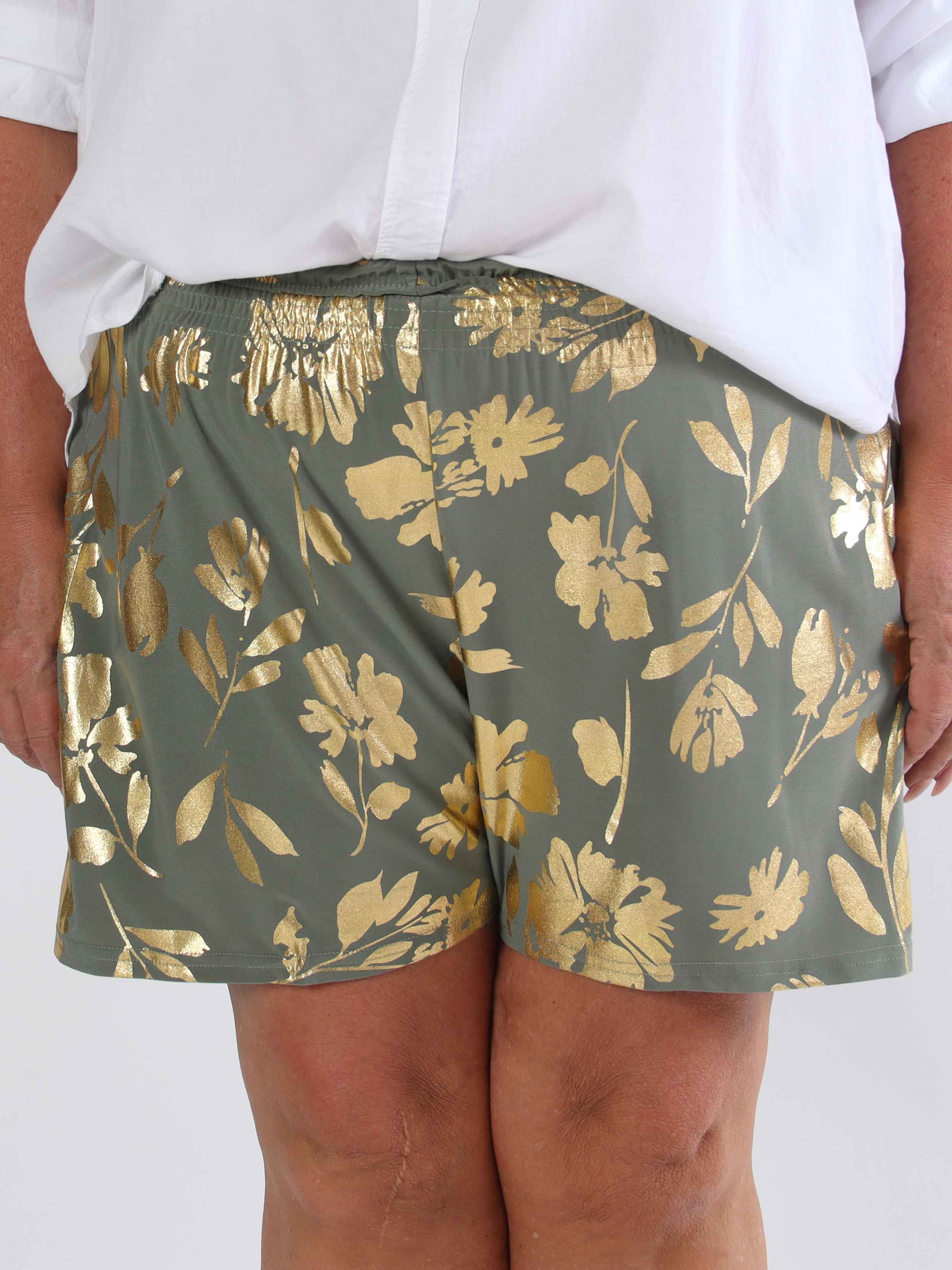 Pams Gold Flower Shorts - Elastiska shorts i plusstorlek med guldblad